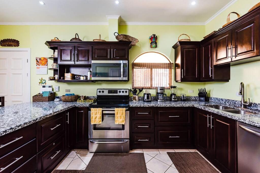 Sunrise 17-Tropical Three Bedroom Condo!