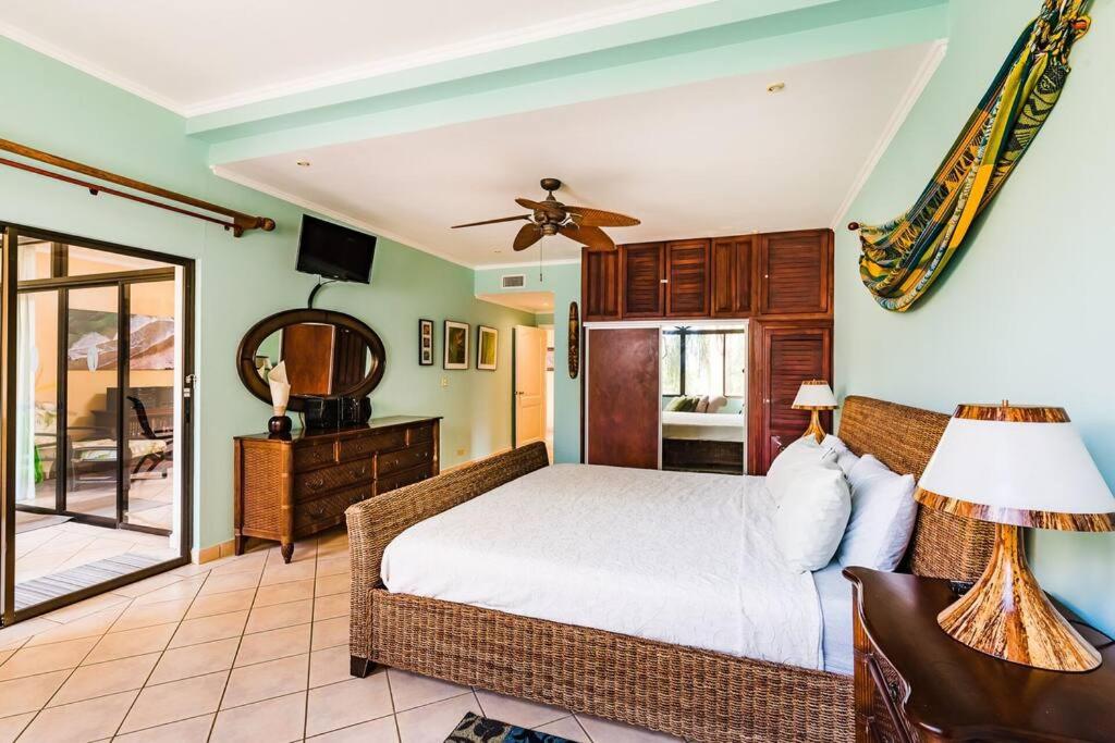 Sunrise 17-Tropical Three Bedroom Condo!