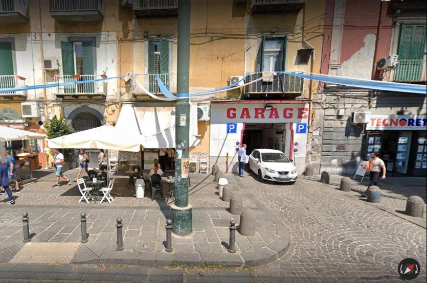 Casa Latina en Naples — parking