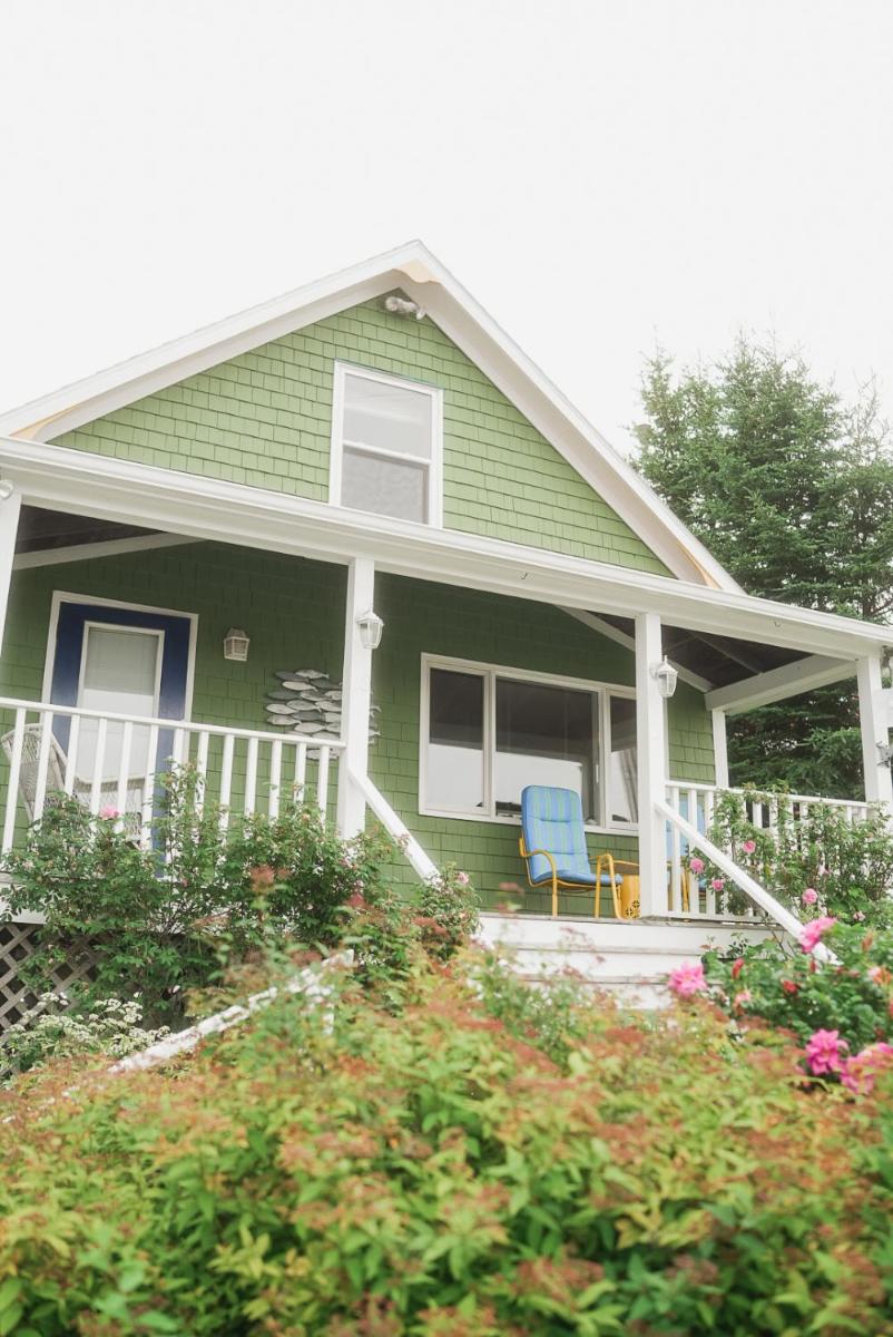 The Water's Edge Inn & Gallery