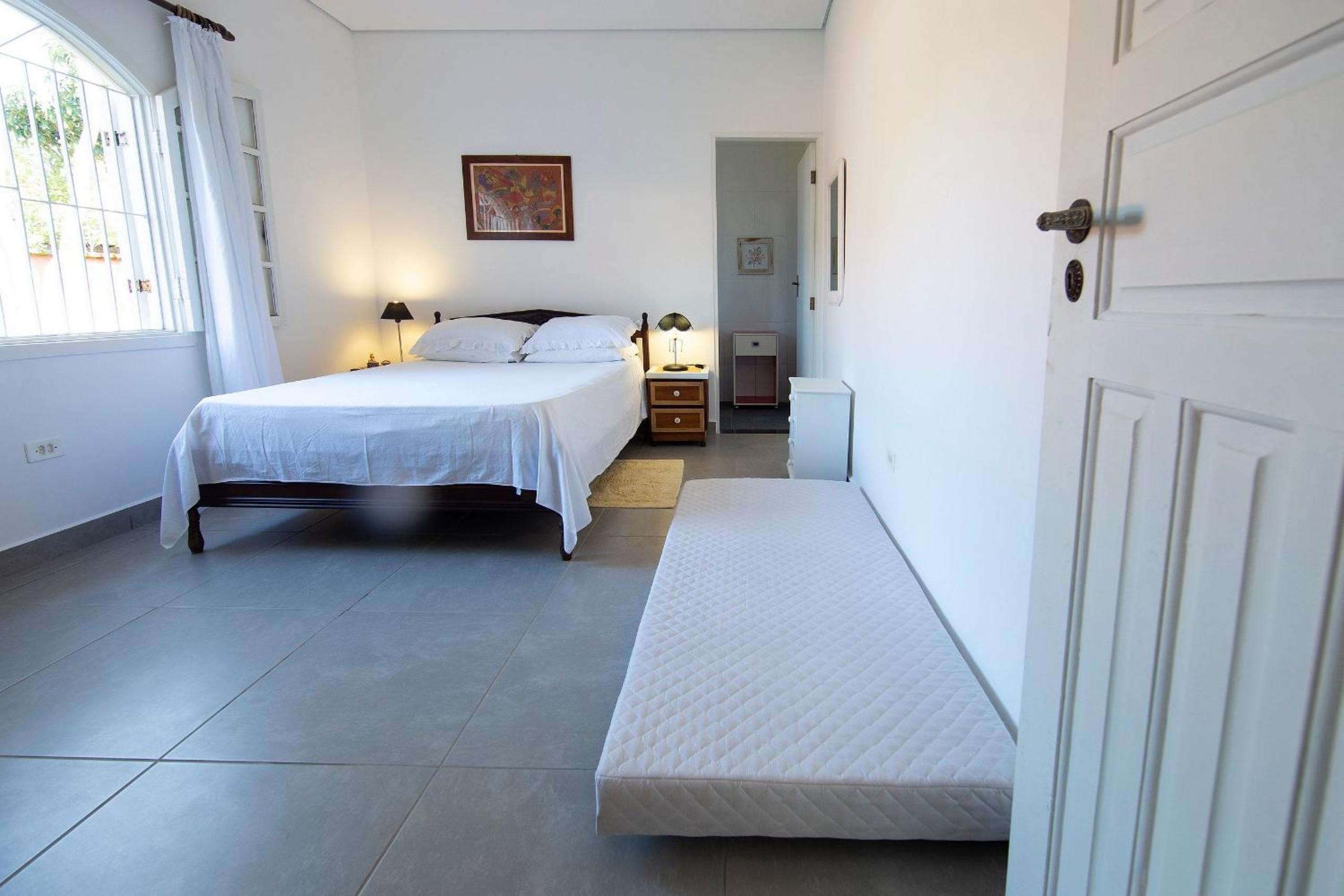 4 dorm com piscina a 350 m de Camburizinho
