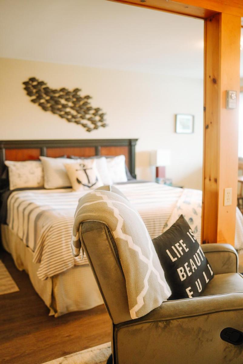 The Water's Edge Inn & Gallery