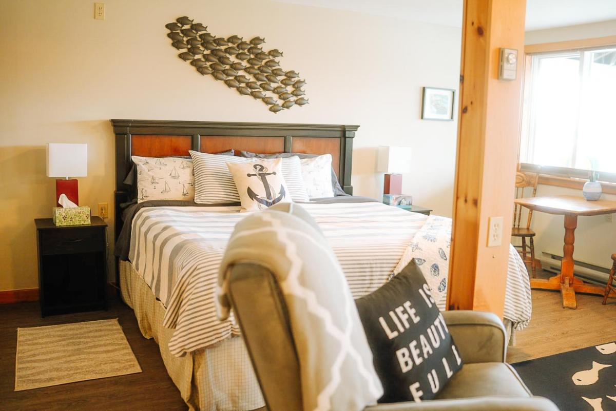 The Water's Edge Inn & Gallery