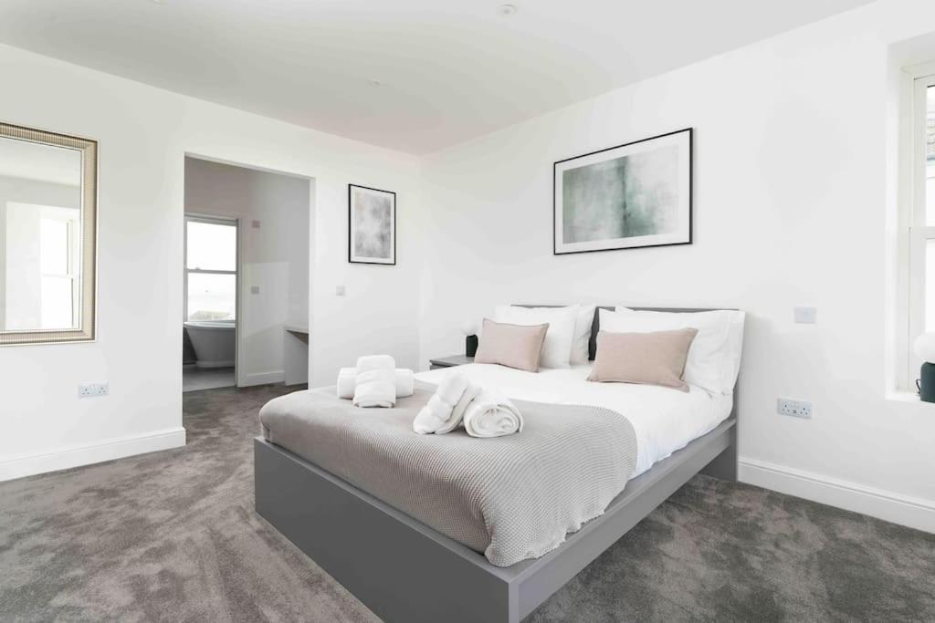 3 Bed, sea views, central Penzance,newly renovated view 5