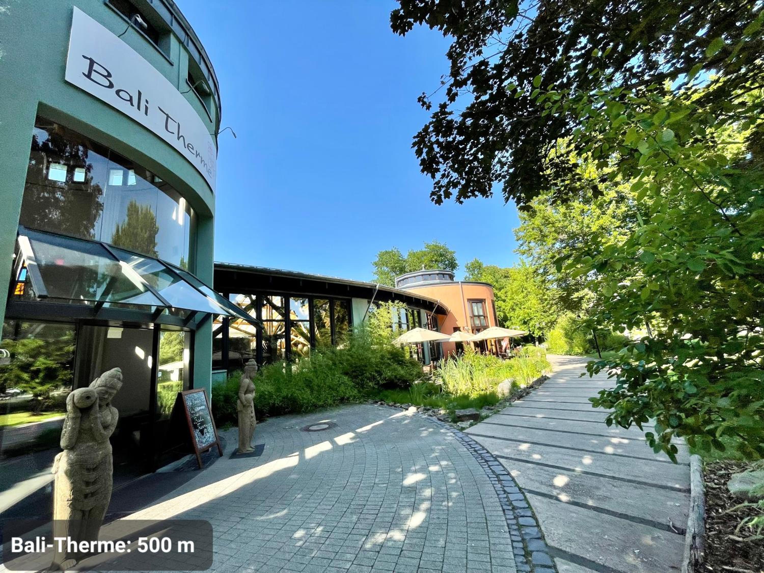 STUDIO3 zentral und ruhig mit Parkplatz, 5 min z Bali-T und GOP, Boxspringbett
