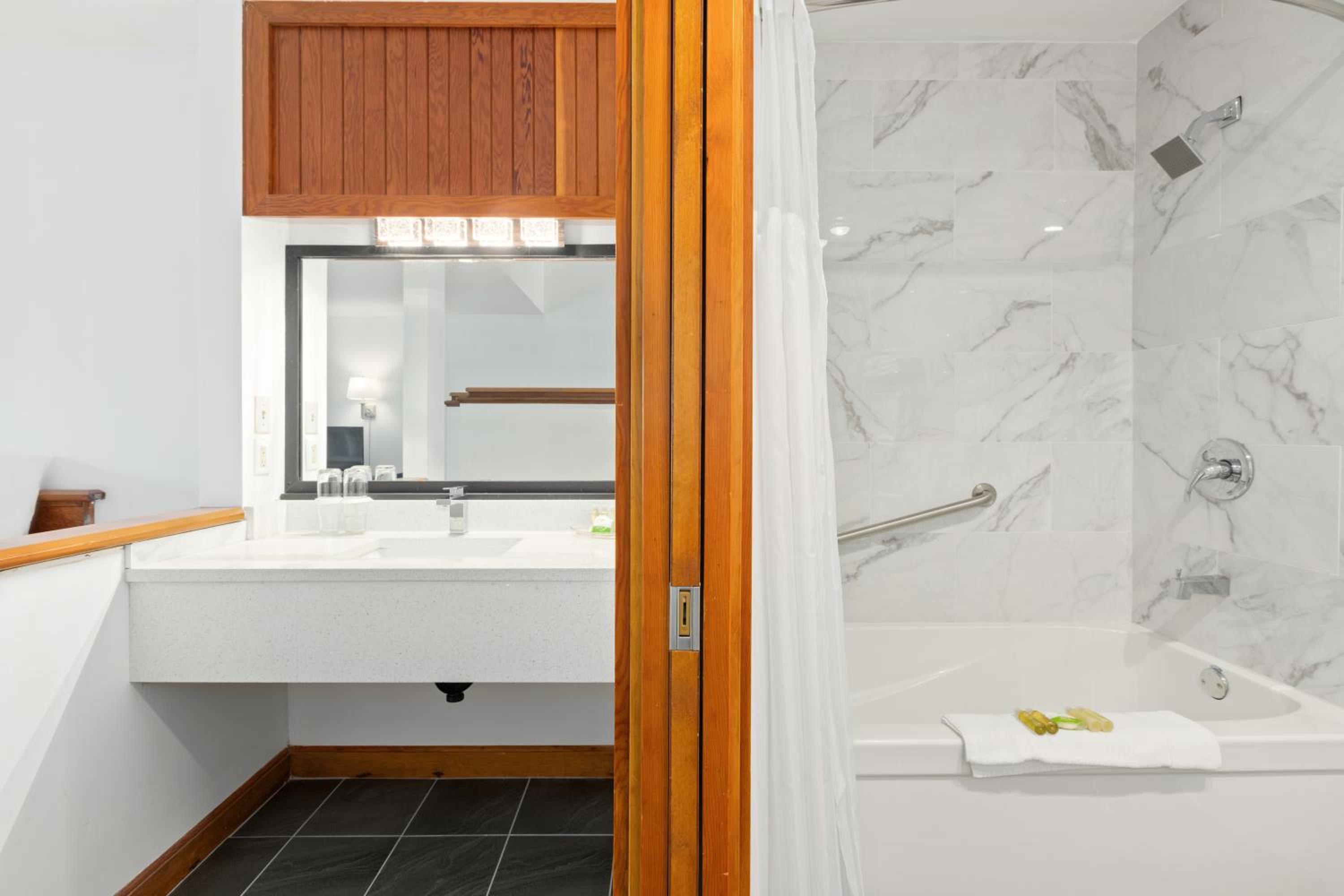 Canadian Princess Lodge & Marina - Image 3