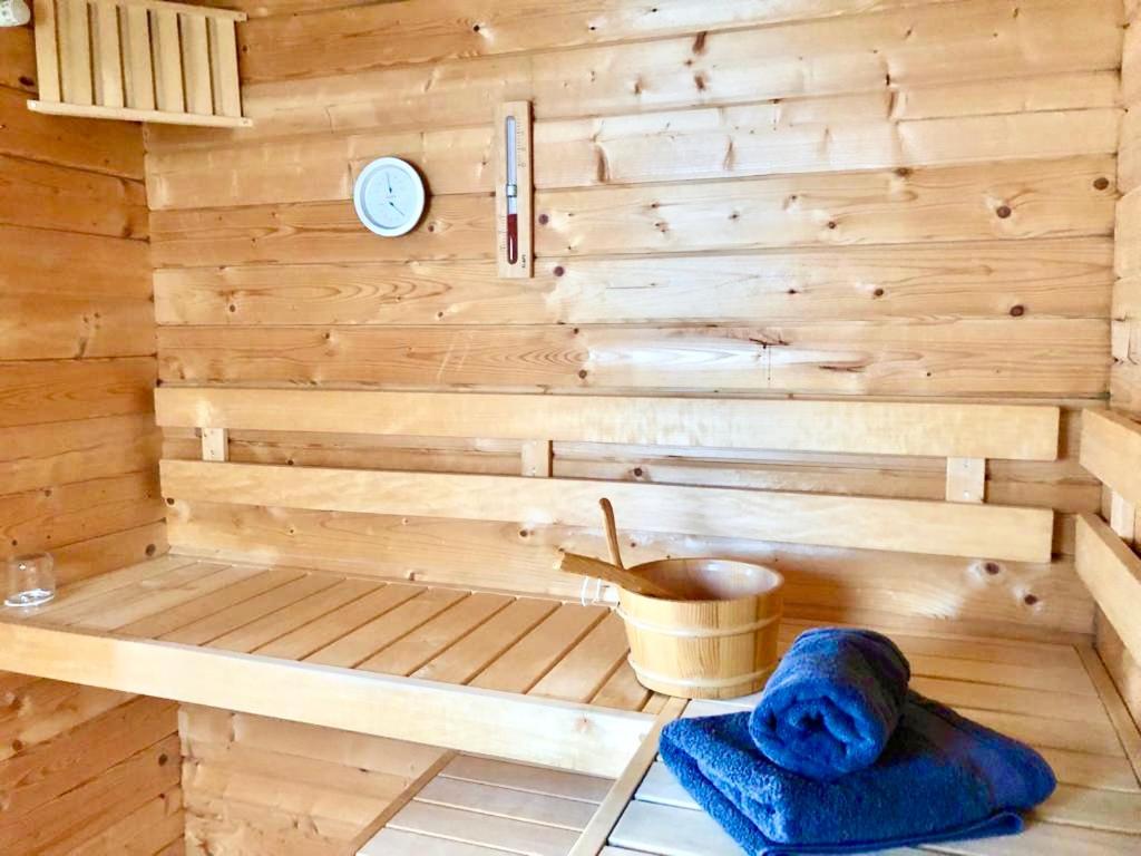 Luxus Design Ferienhaus Villa EMG Bensheim nah Frankfurt, Heidelberg mit Sauna, Schwimmteich, Garten für Familien und Gruppen bis 17 Personen