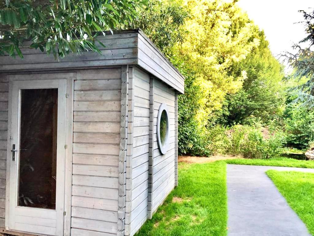 Luxus Design Ferienhaus Villa EMG Bensheim nah Frankfurt, Heidelberg mit Sauna, Schwimmteich, Garten für Familien und Gruppen bis 17 Personen