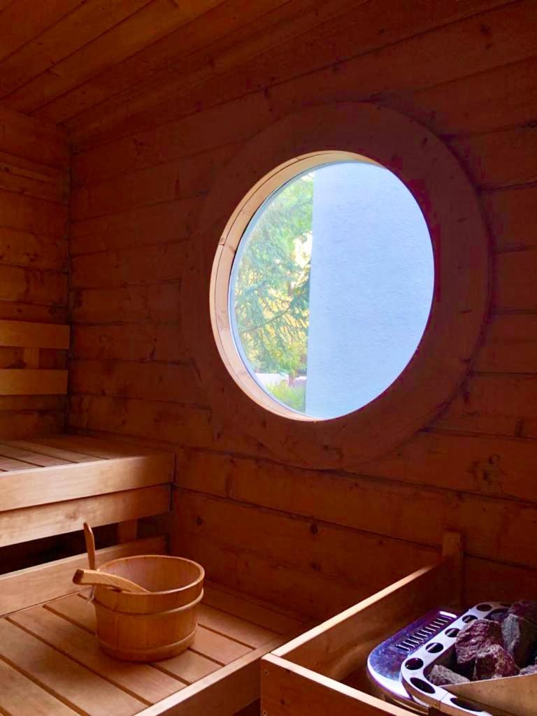 Luxus Design Ferienhaus Villa EMG Bensheim nah Frankfurt, Heidelberg mit Sauna, Schwimmteich, Garten für Familien und Gruppen bis 17 Personen