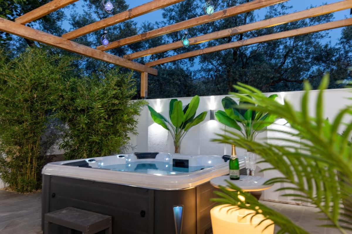 Jacuzzi Deluxe Villa view 3