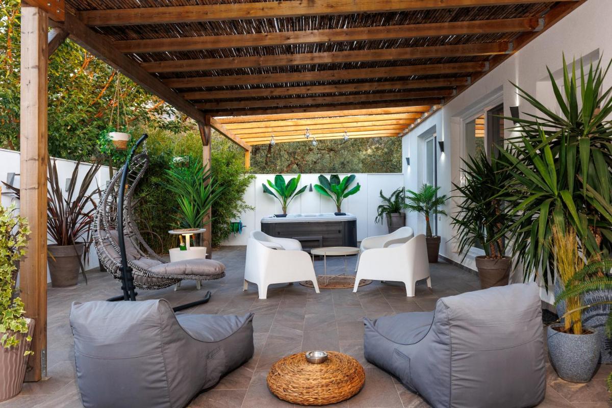Jacuzzi Deluxe Villa view 4