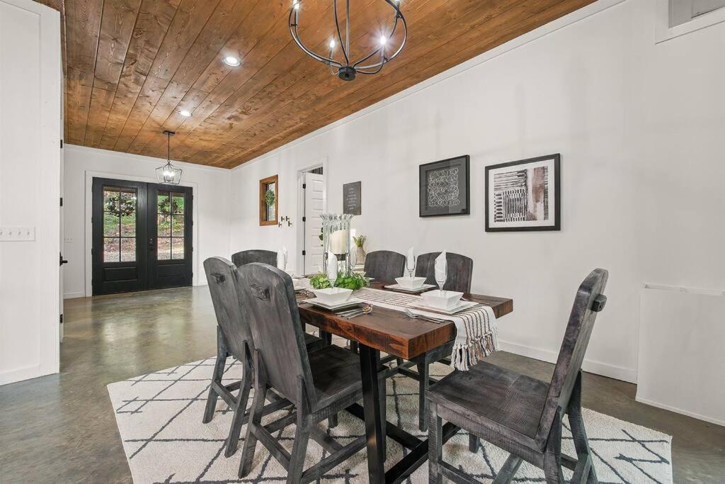 HGTV Cabin/Secluded 2 Acres/Mini Putt & Ping Pong! view 5