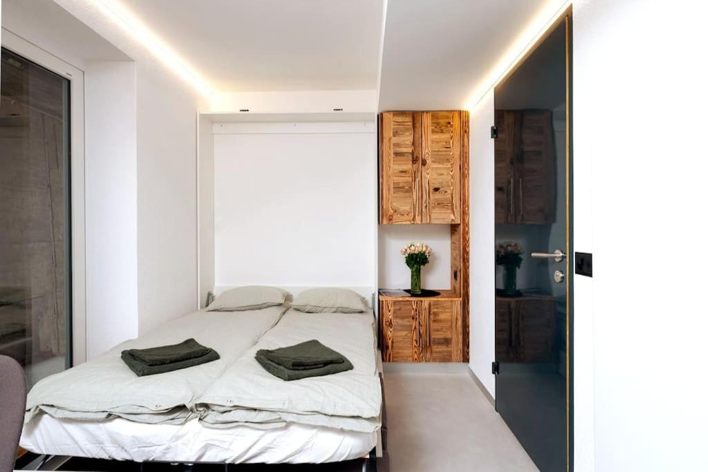 Small but WOW! Studio with pool @ the central lake