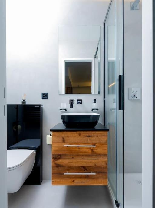 Small but WOW! Studio with pool @ the central lake