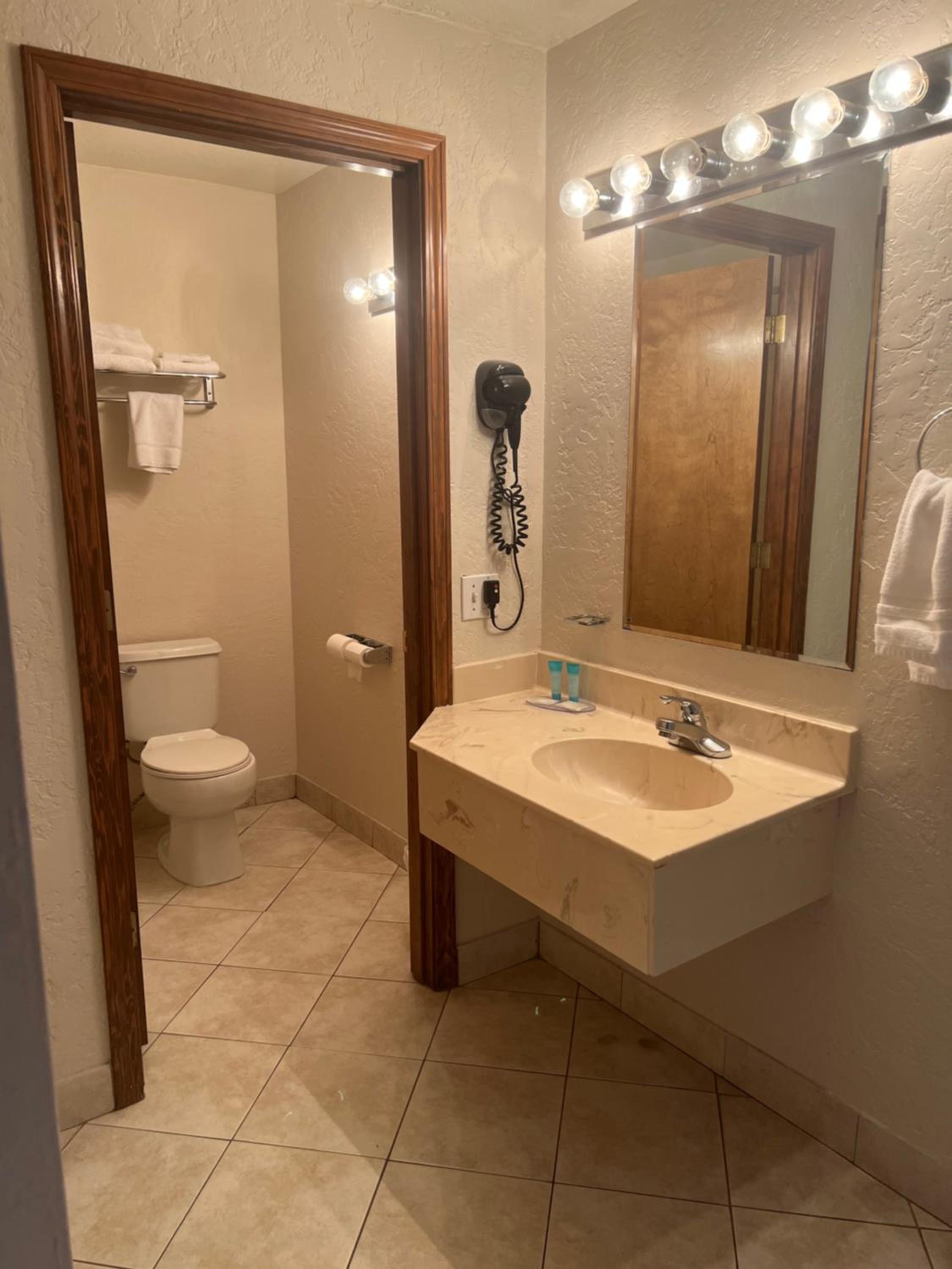 Medford Vacations - Red Carpet Inn Medford - Property Image 13