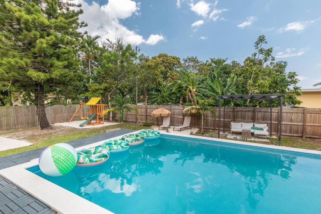 La Playita 4-BR Heated Pool Miami 16 Guests