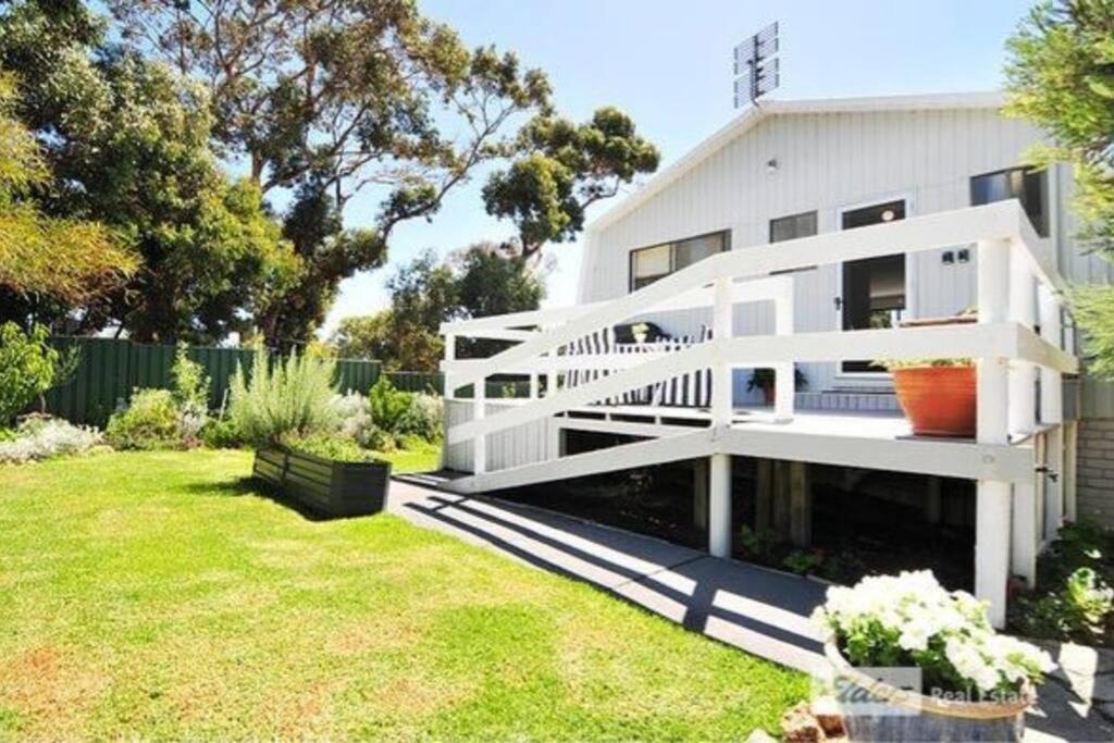 Sabi Robe WiFi 300m to Beach Dog friendly