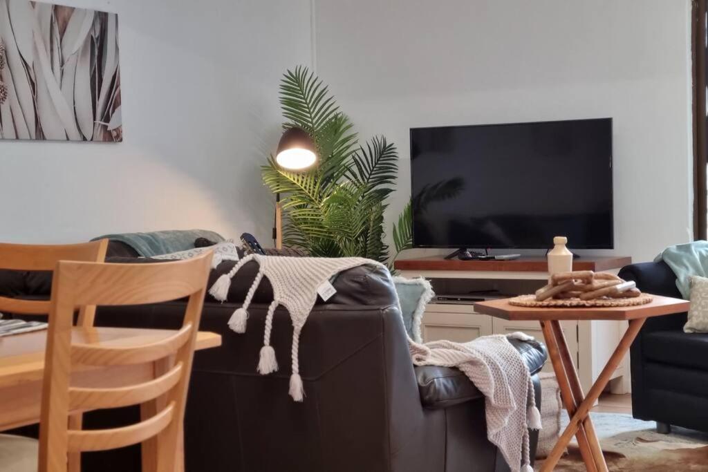 Sabi Robe WiFi 300m to Beach Dog friendly