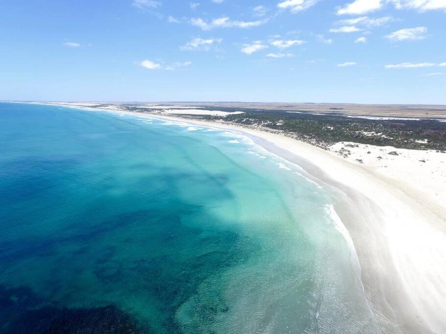 Sabi Robe WiFi 300m to Beach Dog friendly