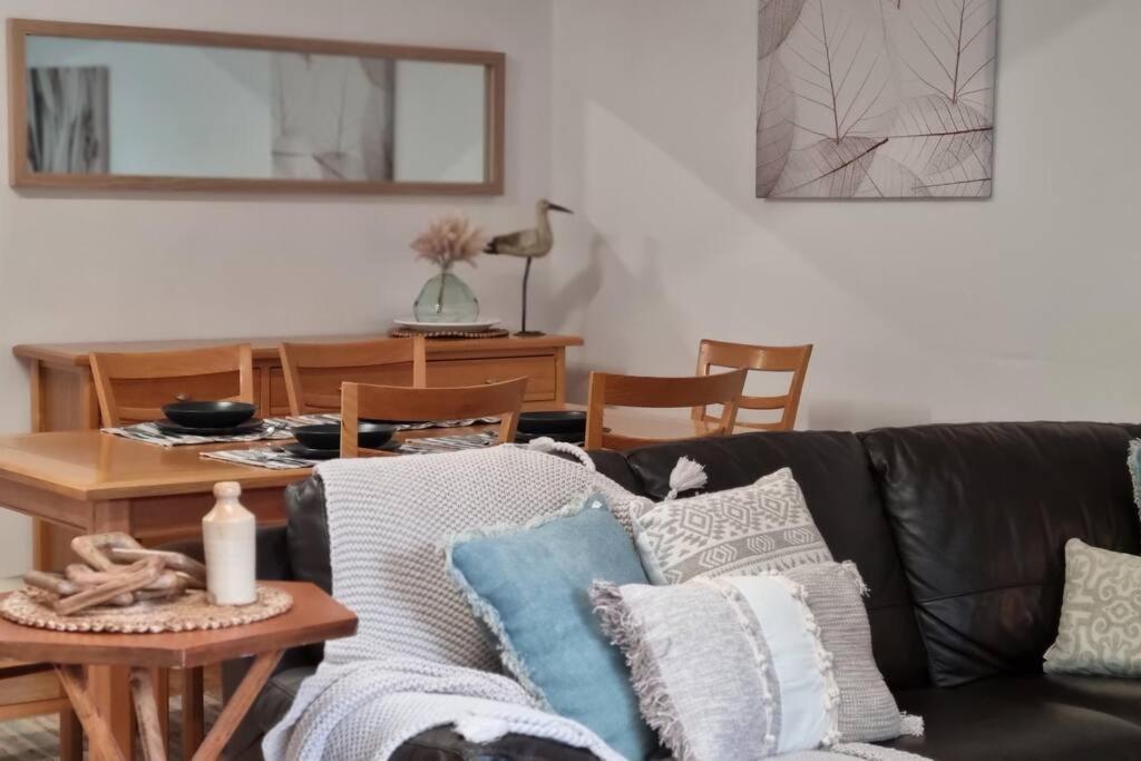 Sabi Robe WiFi 300m to Beach Dog friendly