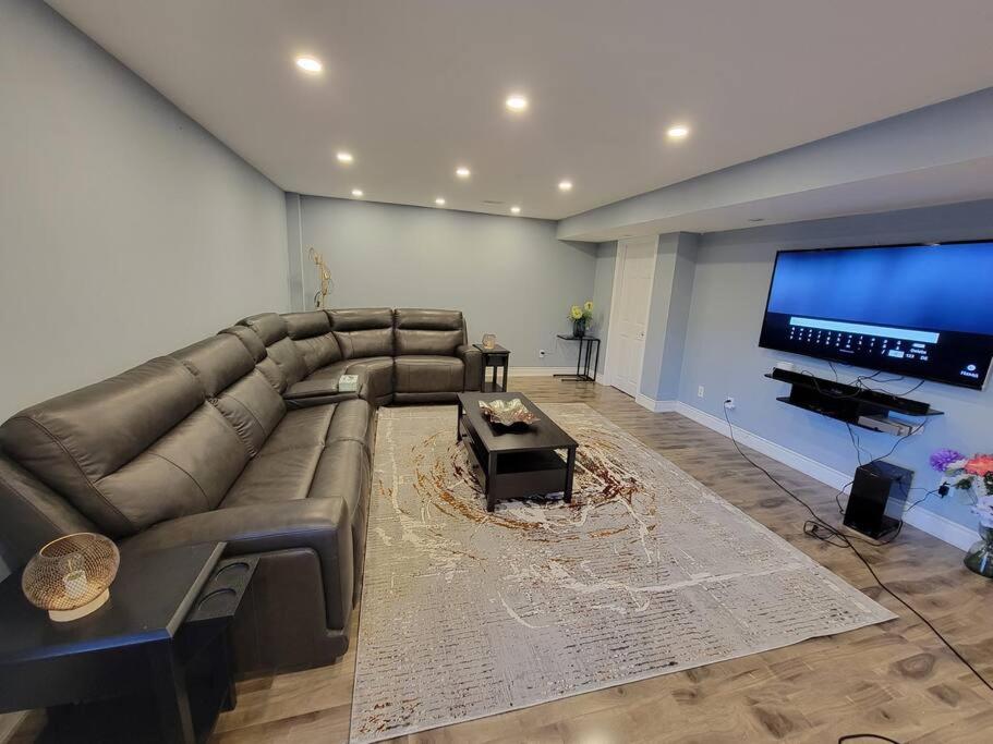 Adorable 2-Bedoom walkout basement Apartment