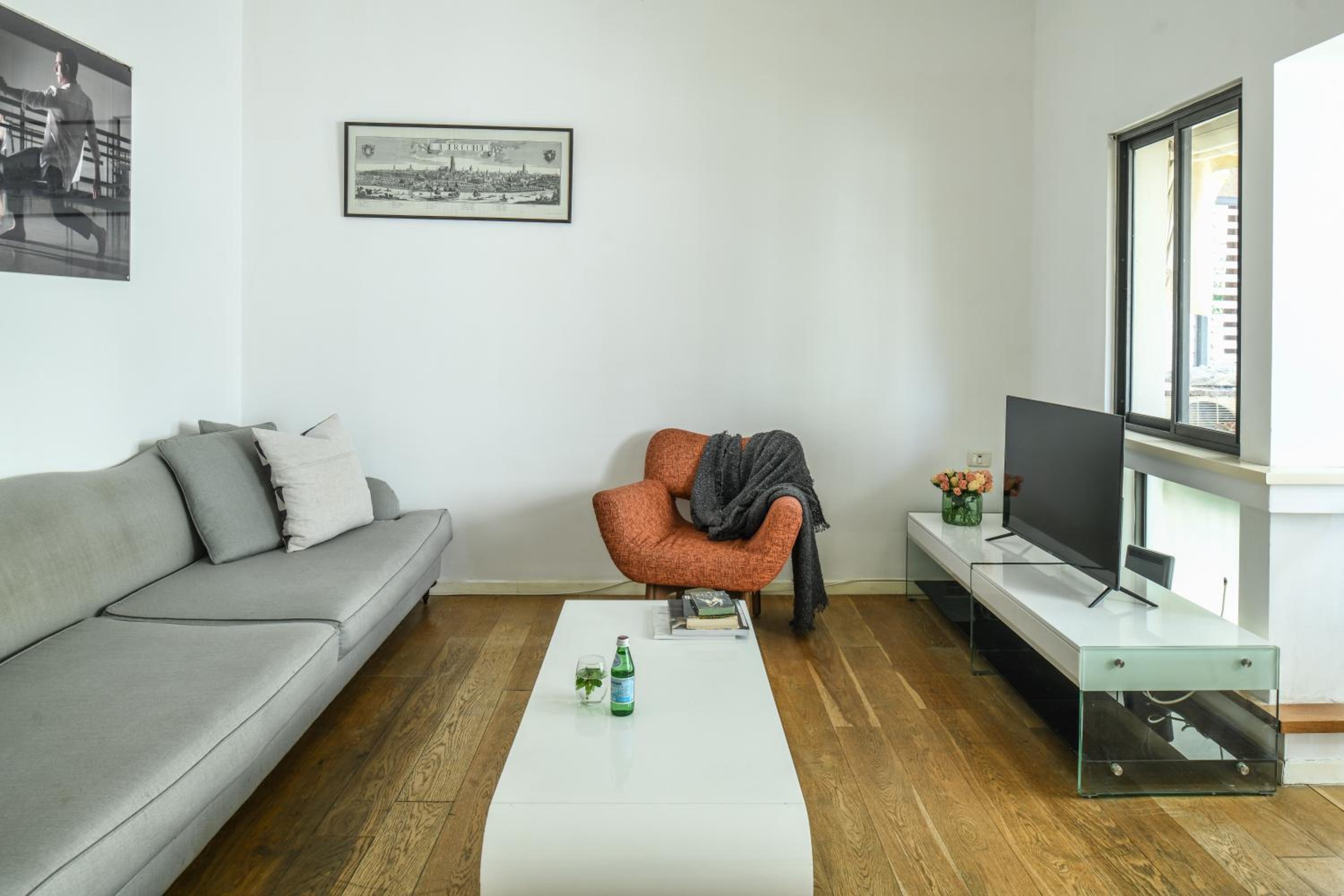 Bright 1BR Apt w Parquet Floor in the City by Sea N' Rent view 3