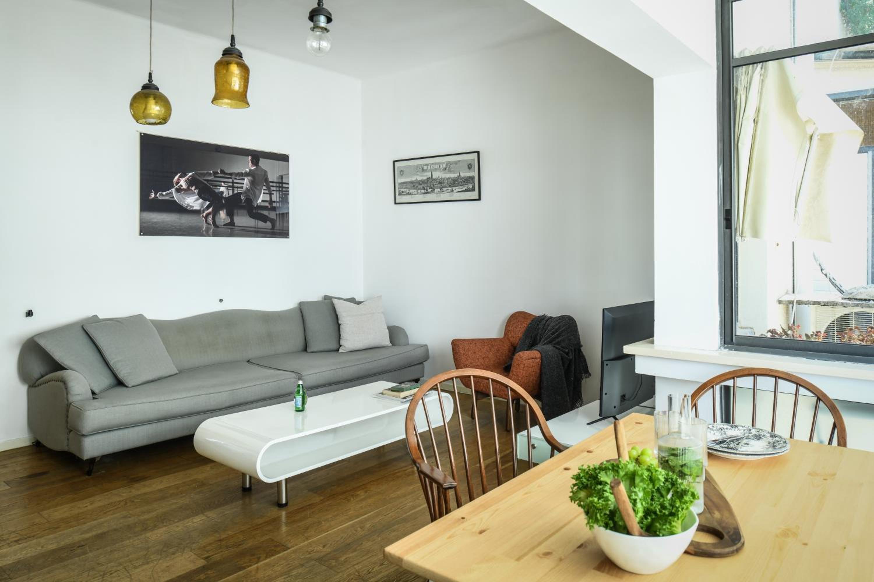 Bright 1BR Apt w Parquet Floor in the City by Sea N' Rent view 5