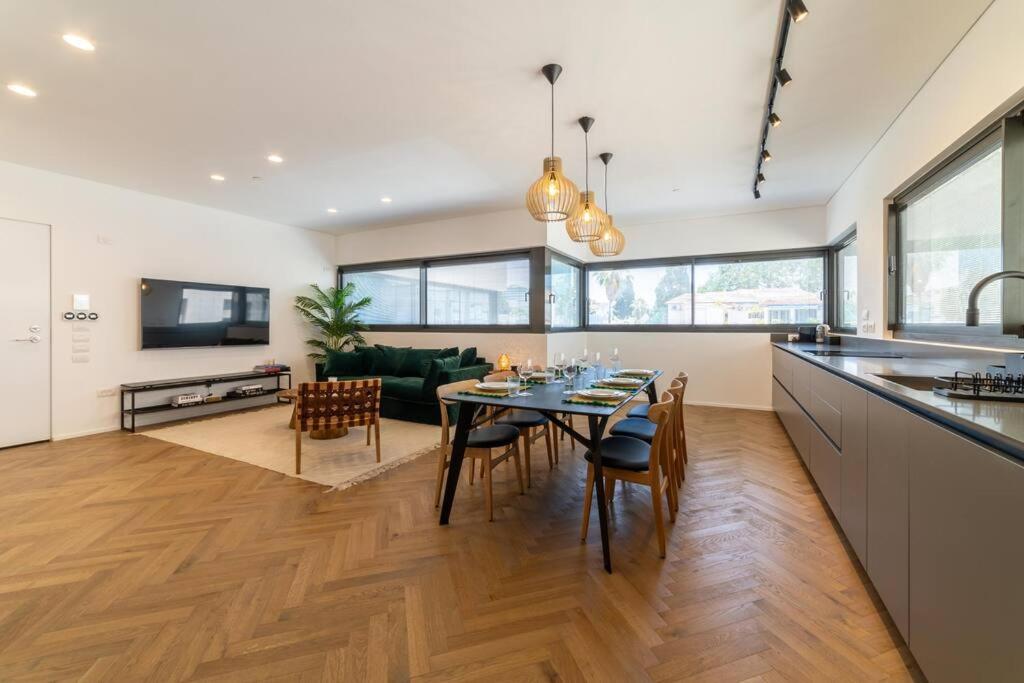 Luxurious New Large 2Bedrooms in Rothschild view 2