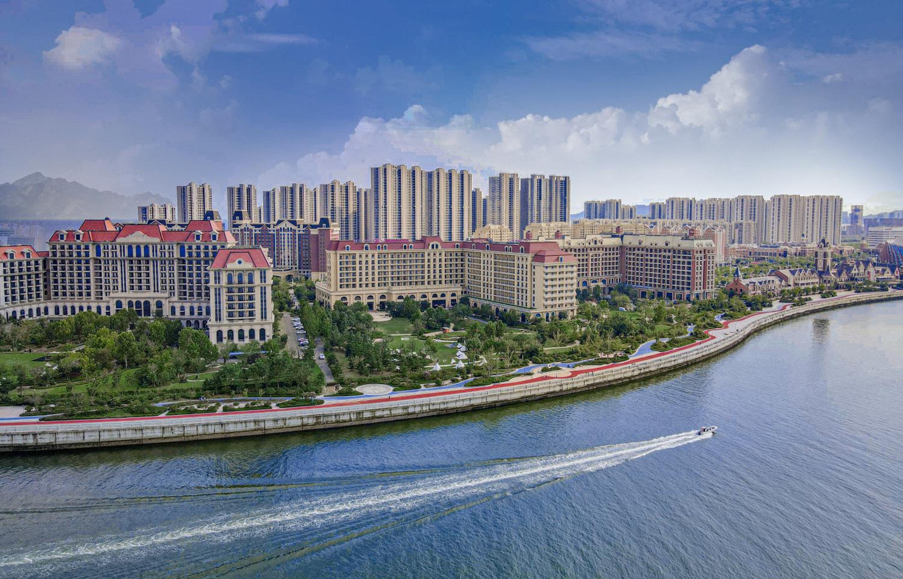Crowne Plaza QingdaoOriental Movie Metropolis by IHG