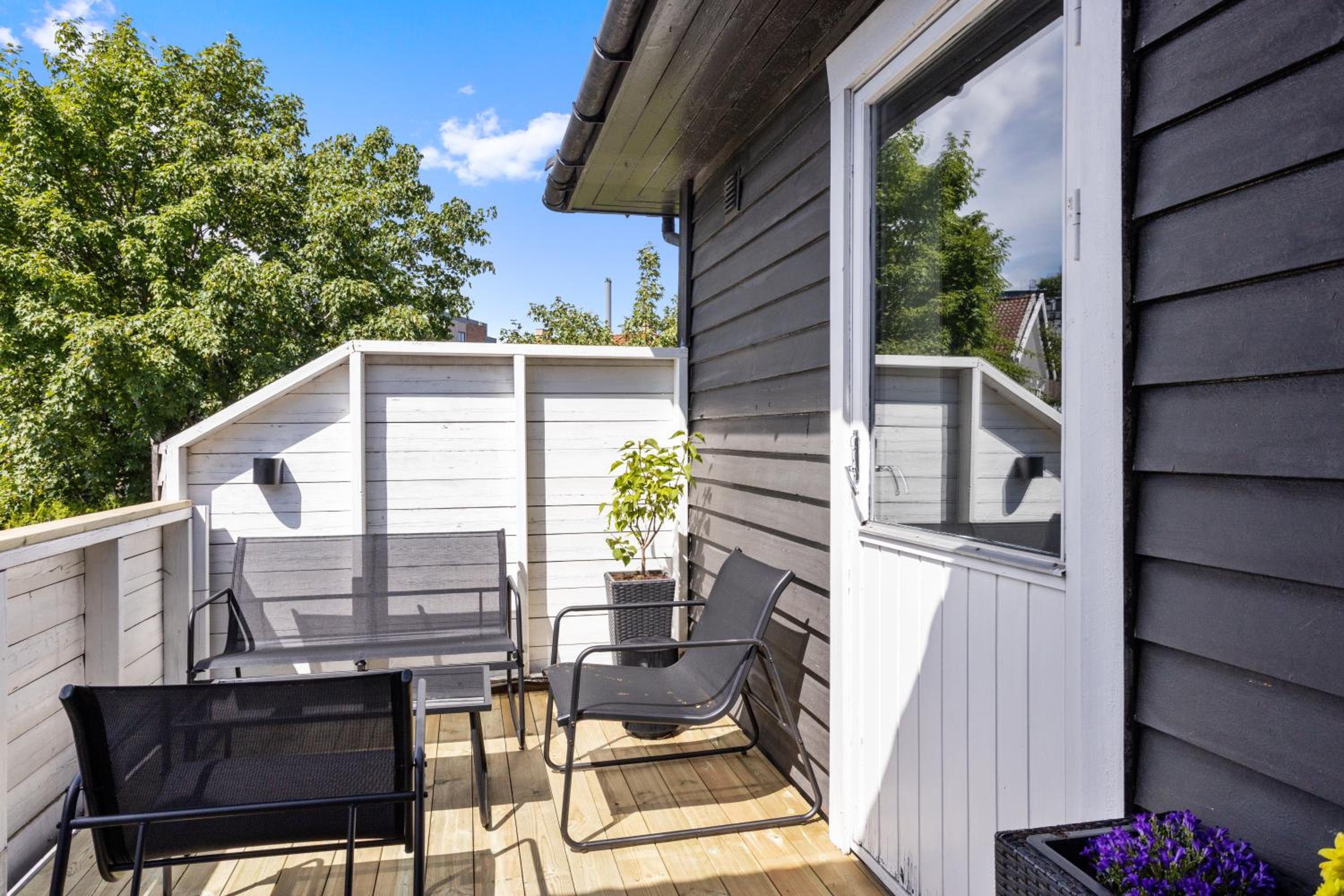 2 Bedroom apartment w/ Parking & Balcony view 2
