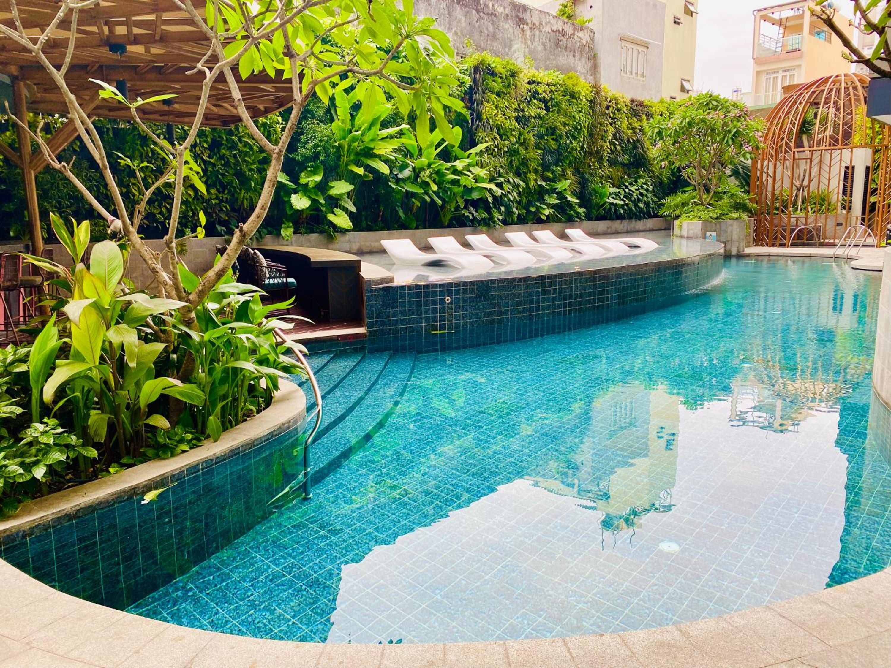 YuStay Superior Luxury Condotel Central District 1