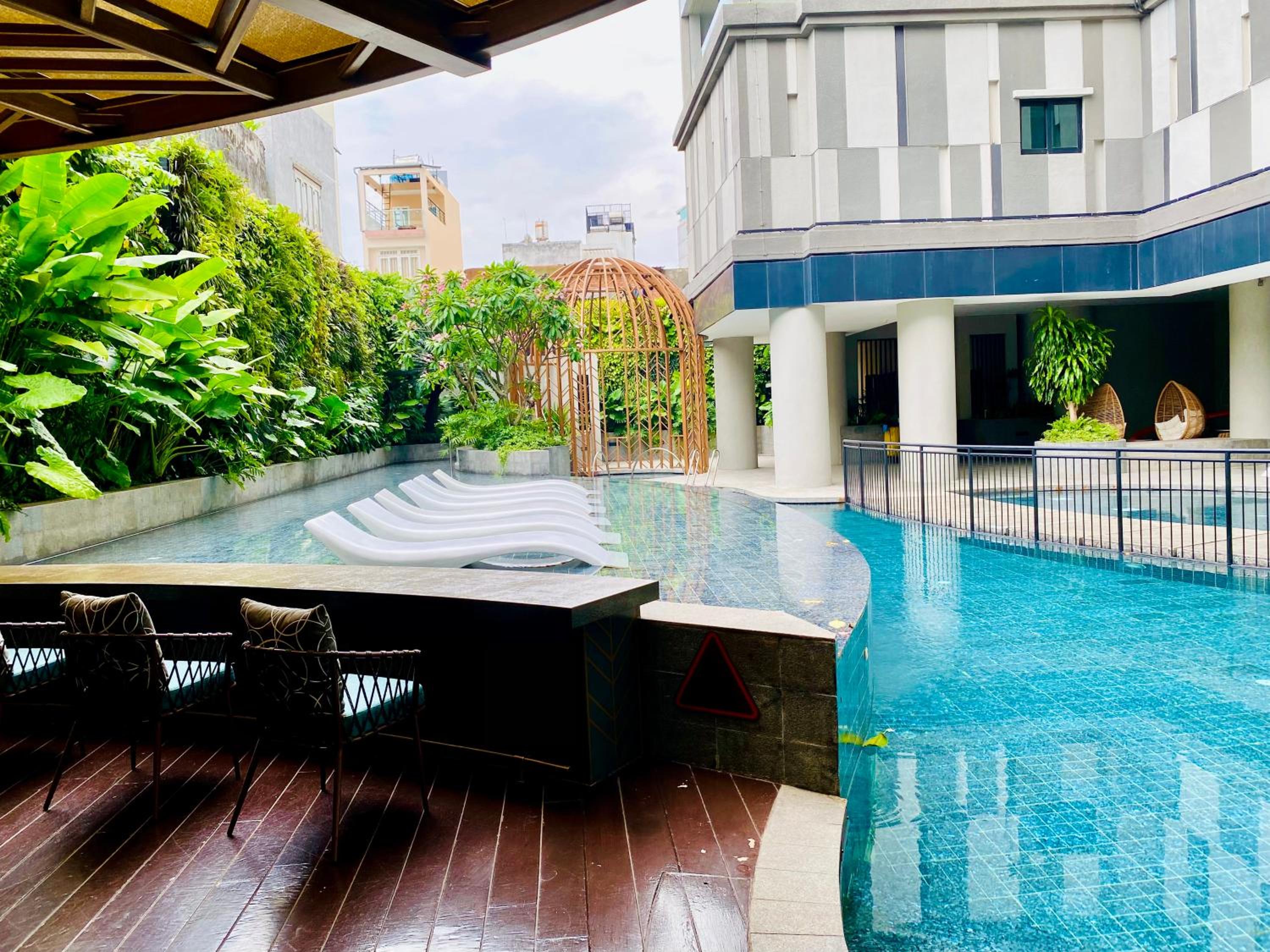 YuStay Superior Luxury Condotel Central District 1
