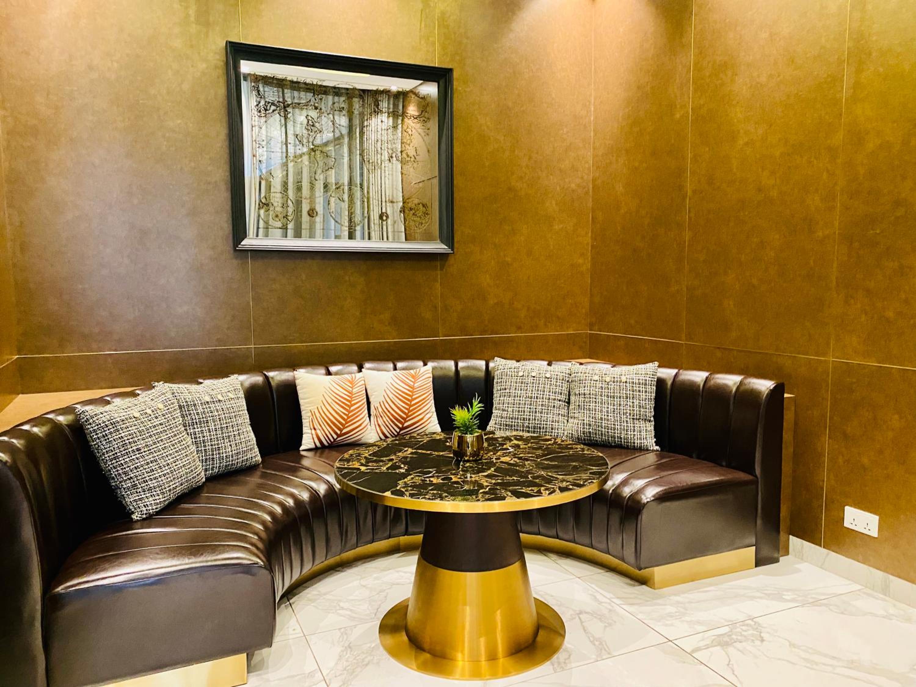 YuStay Superior Luxury Condotel Central District 1