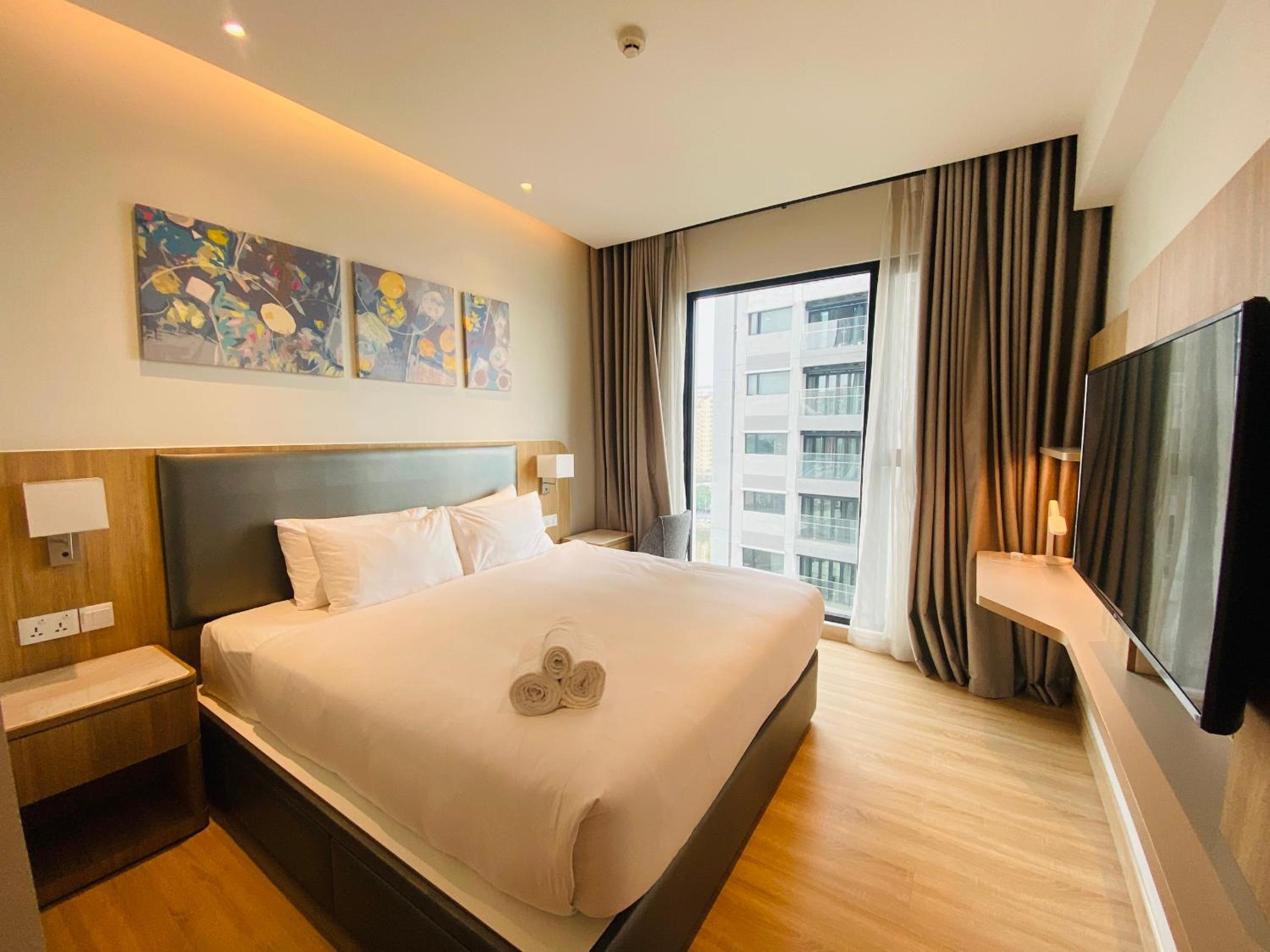 YuStay Superior Luxury Condotel Central District 1