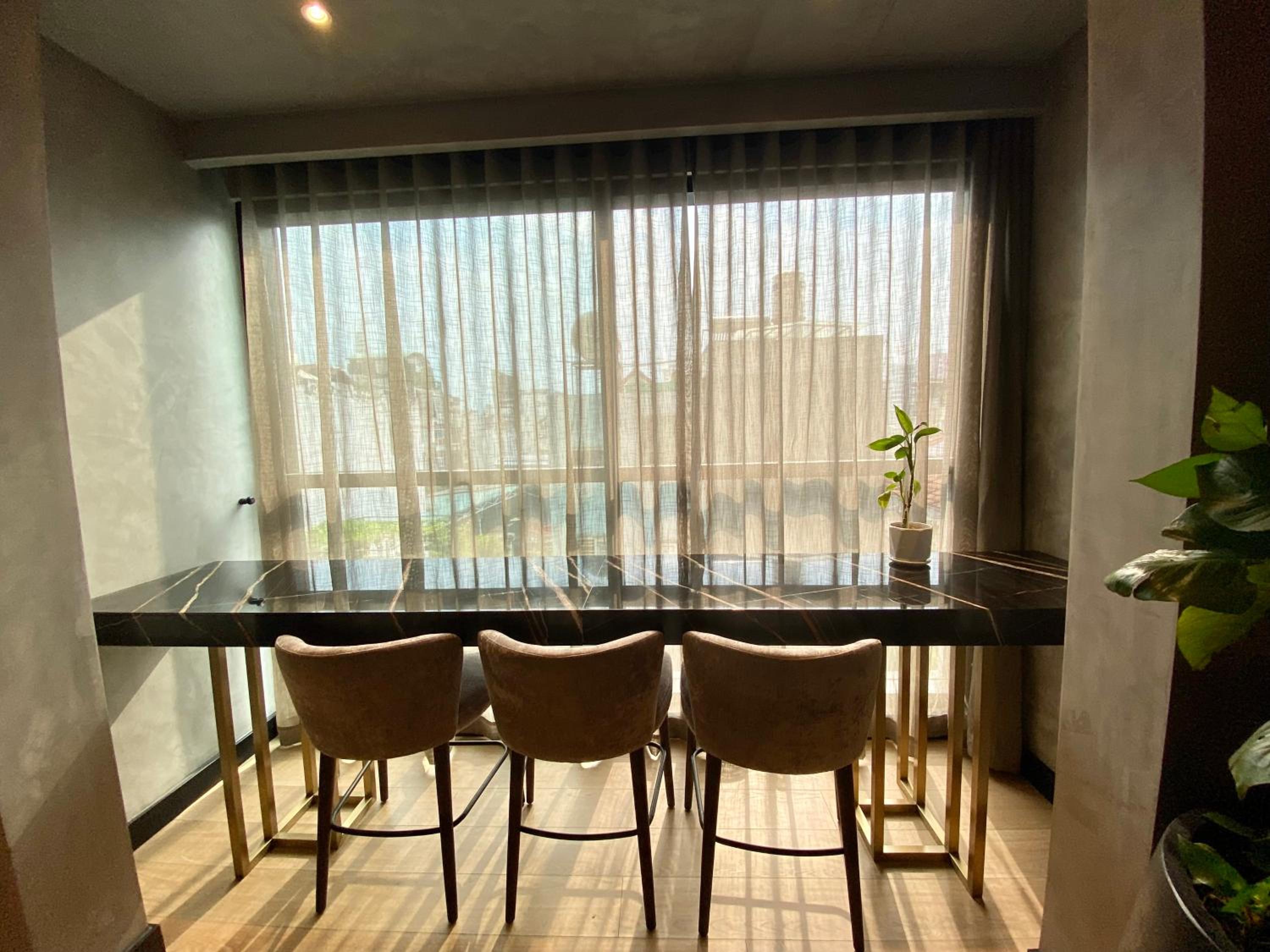 YuStay Superior Luxury Condotel Central District 1