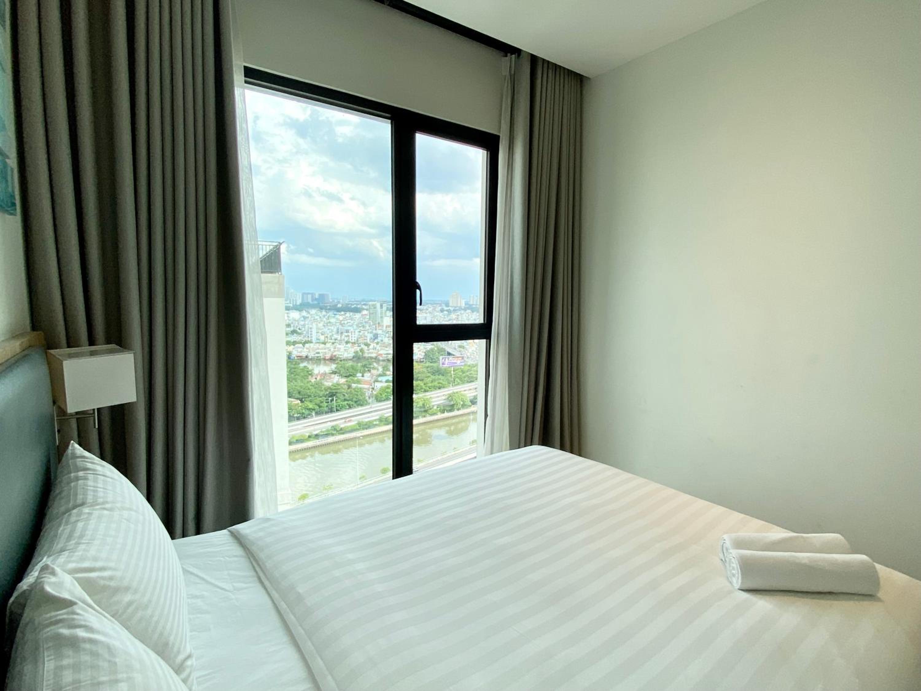 YuStay Superior Luxury Condotel Central District 1