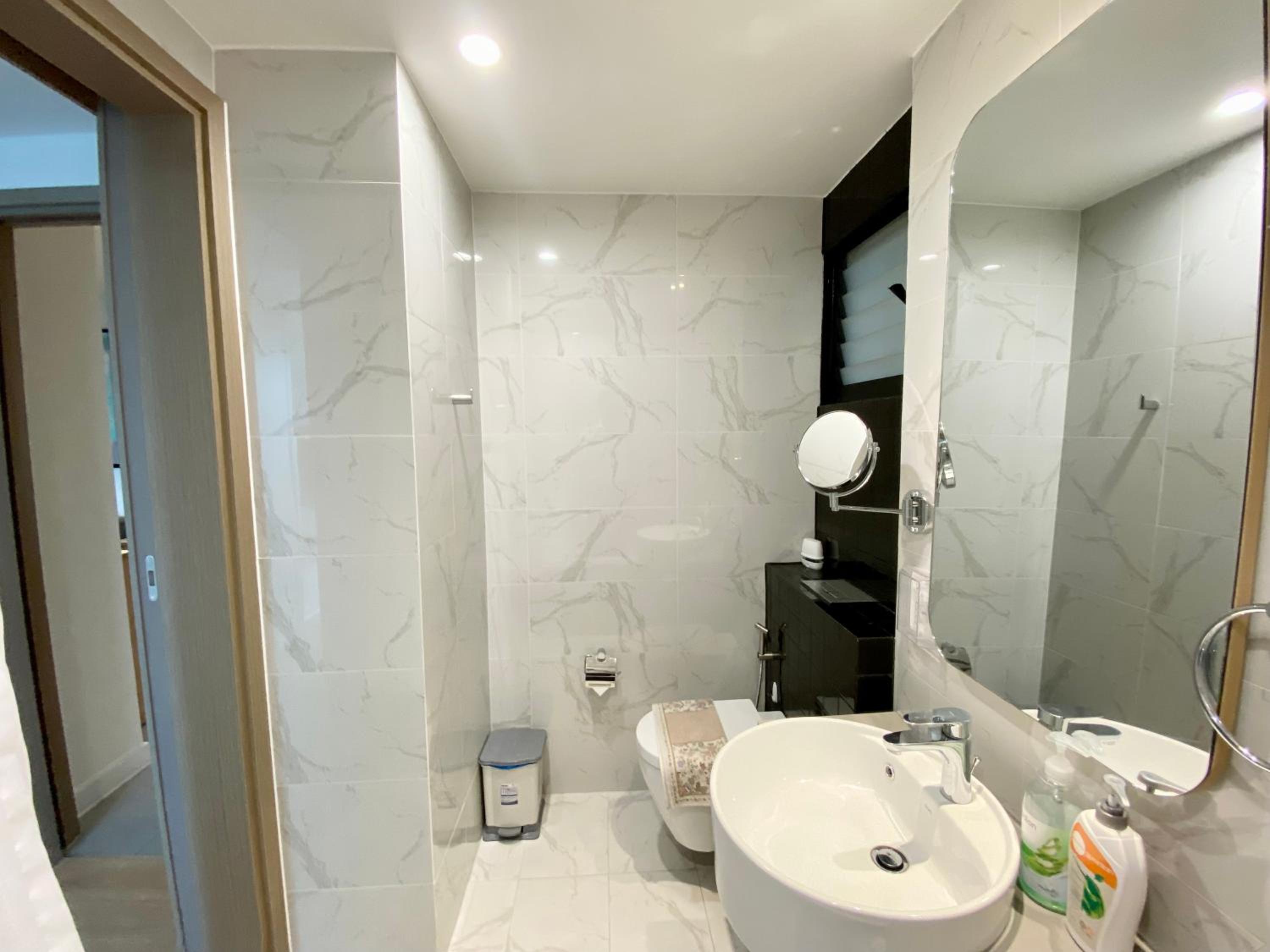 YuStay Superior Luxury Condotel Central District 1