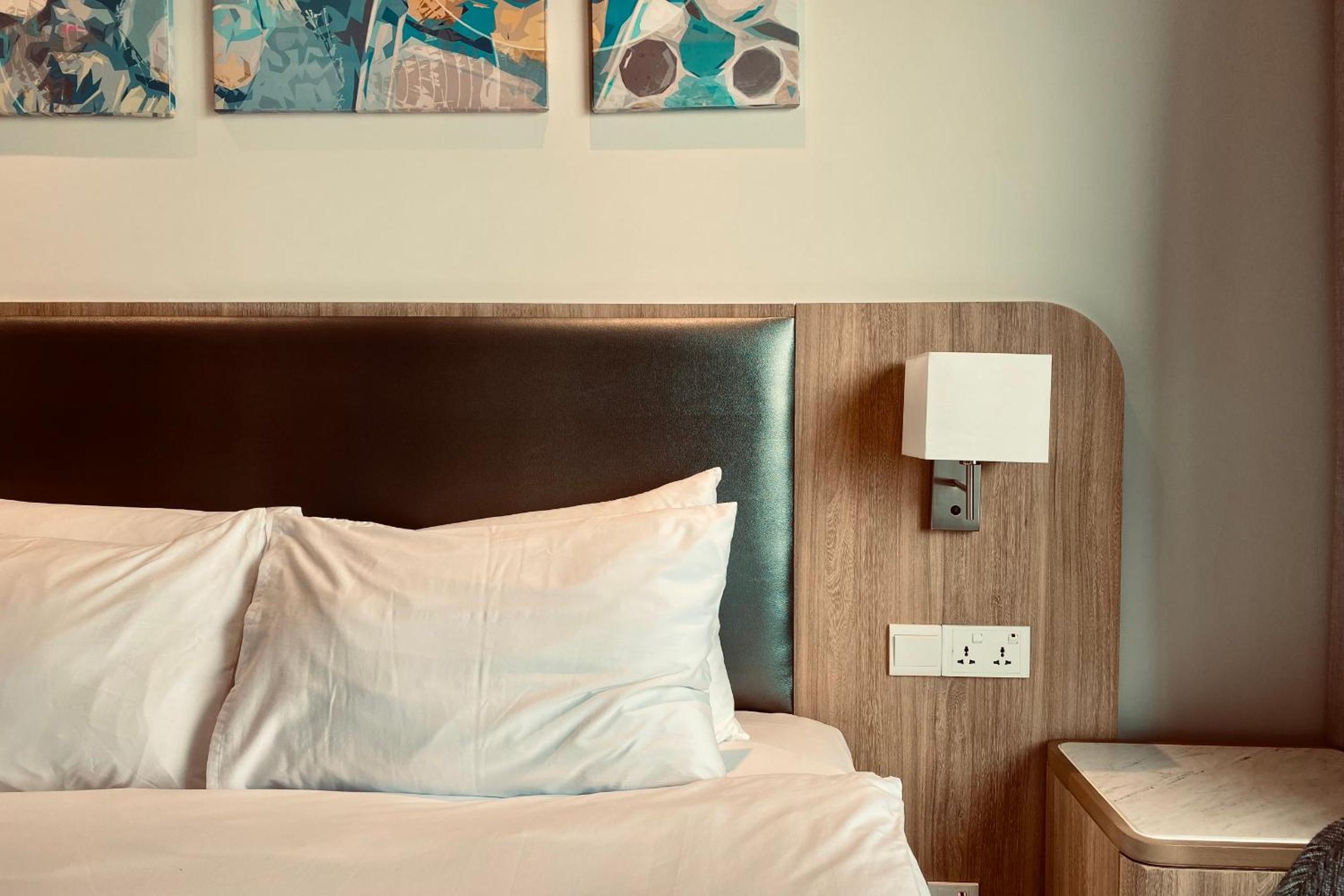 YuStay Superior Luxury Condotel Central District 1