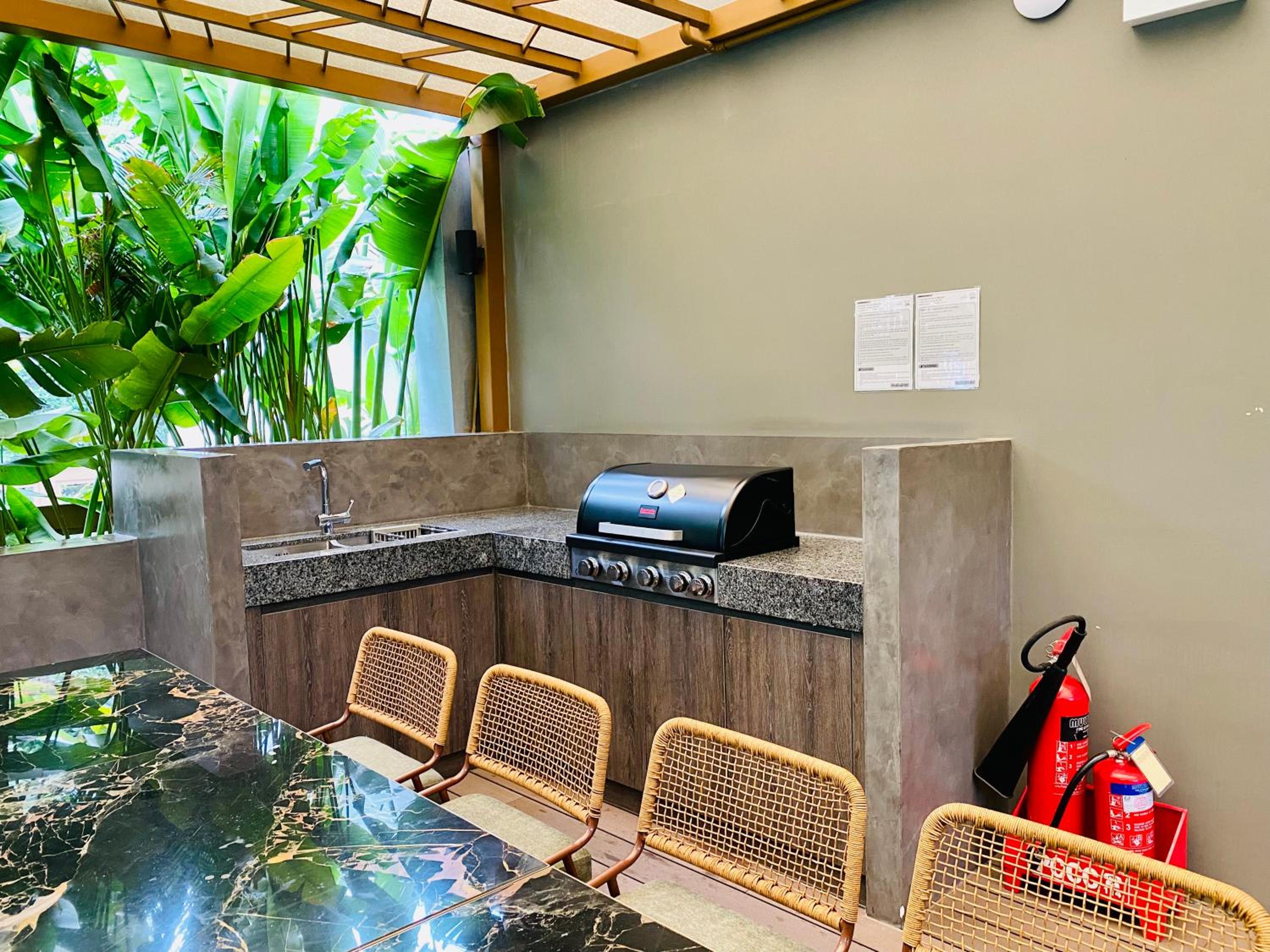 YuStay Superior Luxury Condotel Central District 1