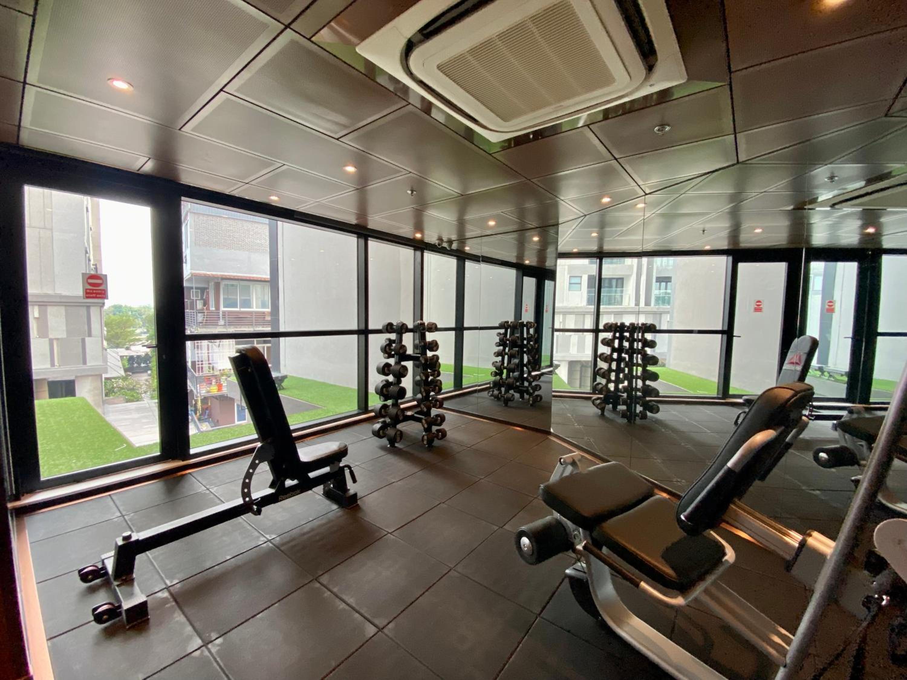 YuStay Superior Luxury Condotel Central District 1