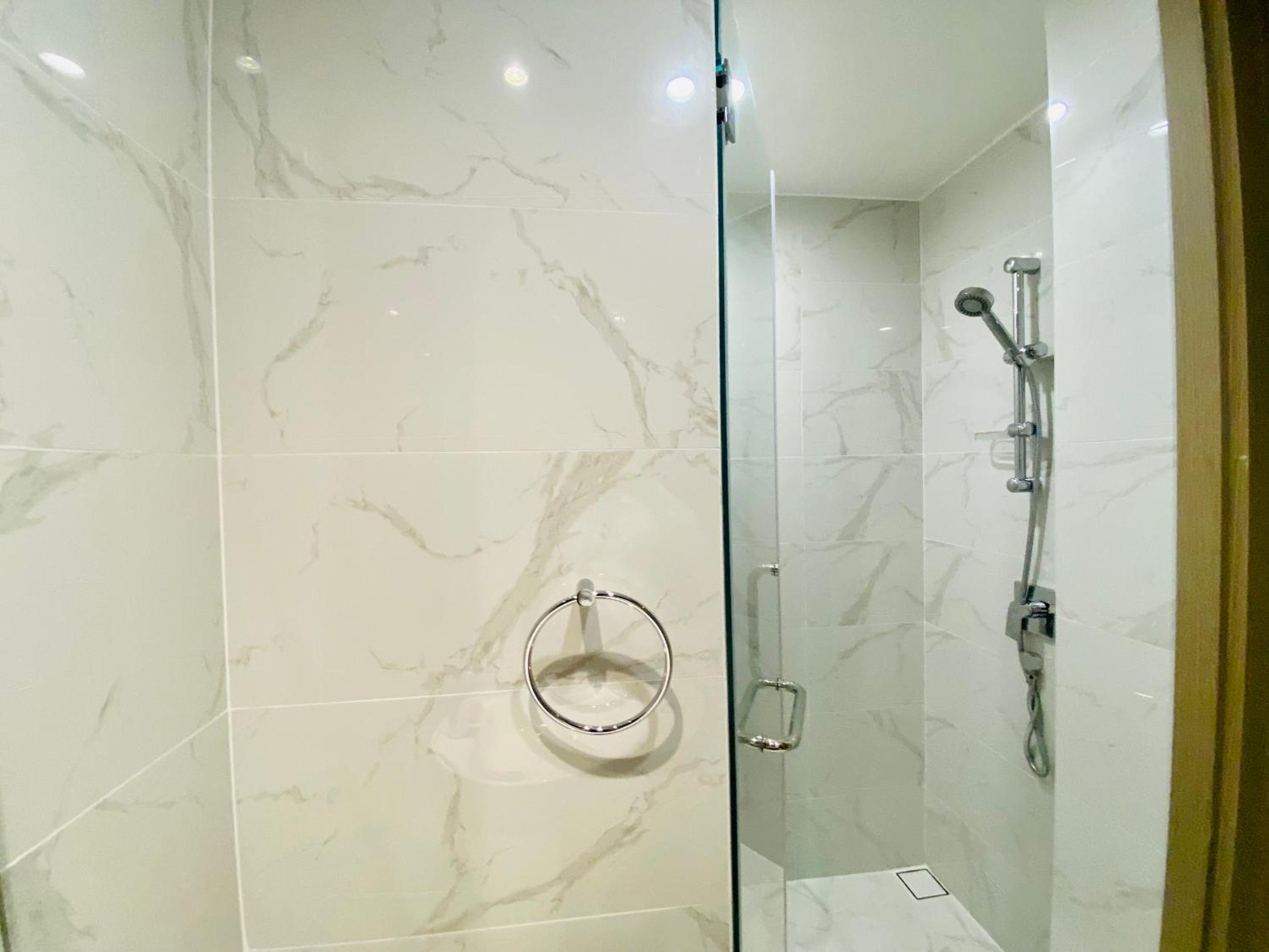 YuStay Superior Luxury Condotel Central District 1
