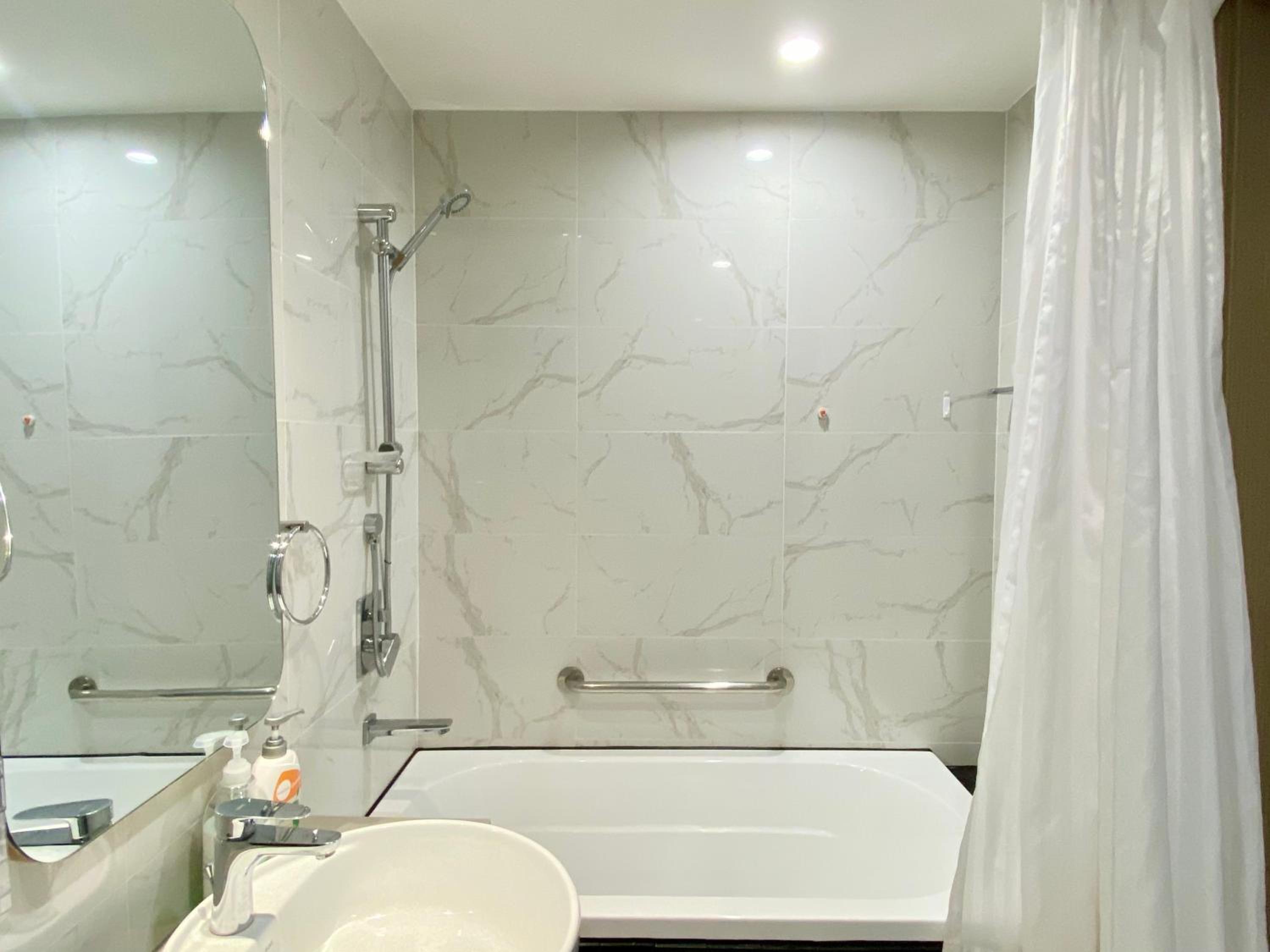 YuStay Superior Luxury Condotel Central District 1