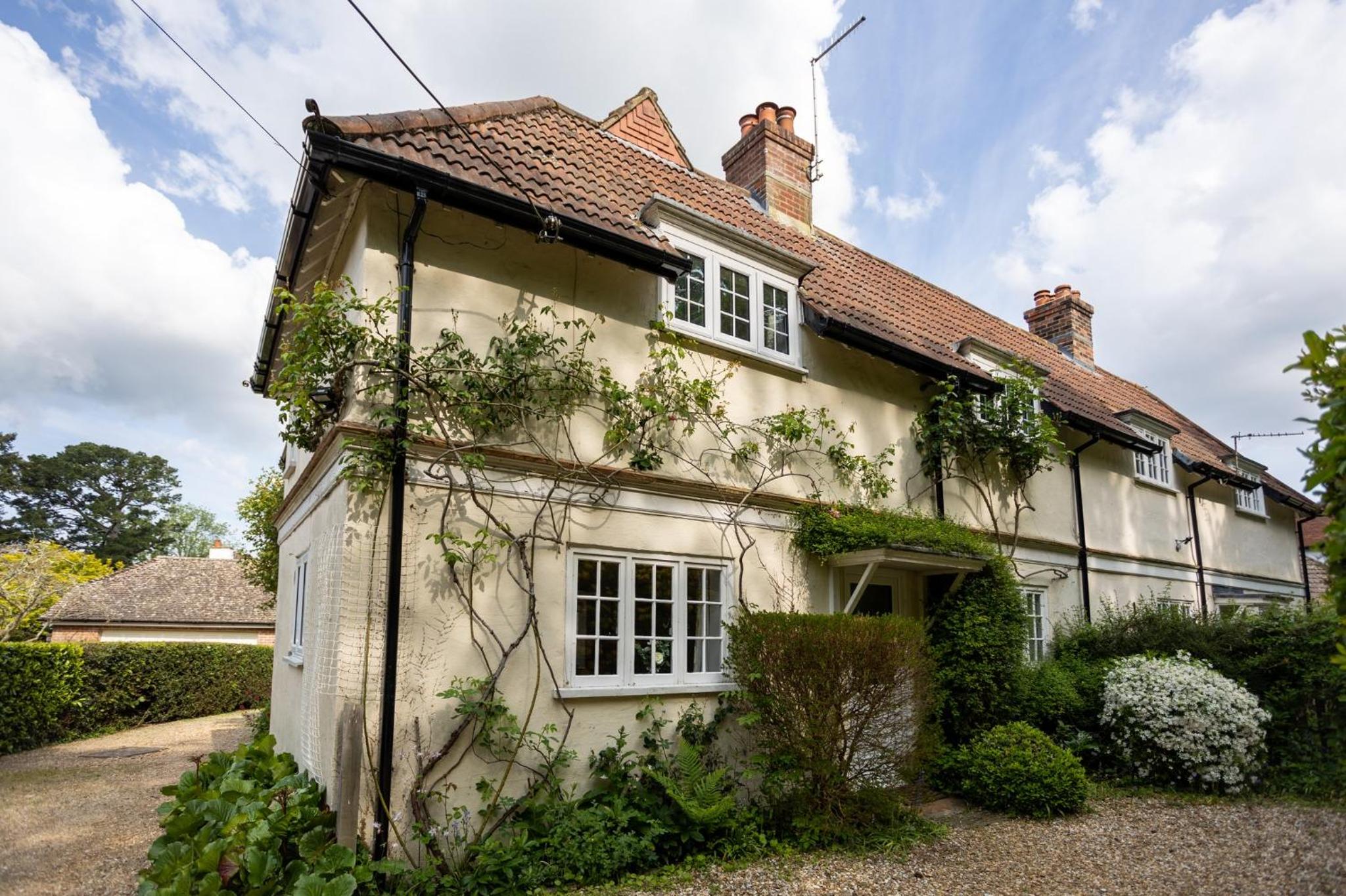 Spacious family cottage with private garden and forest walks