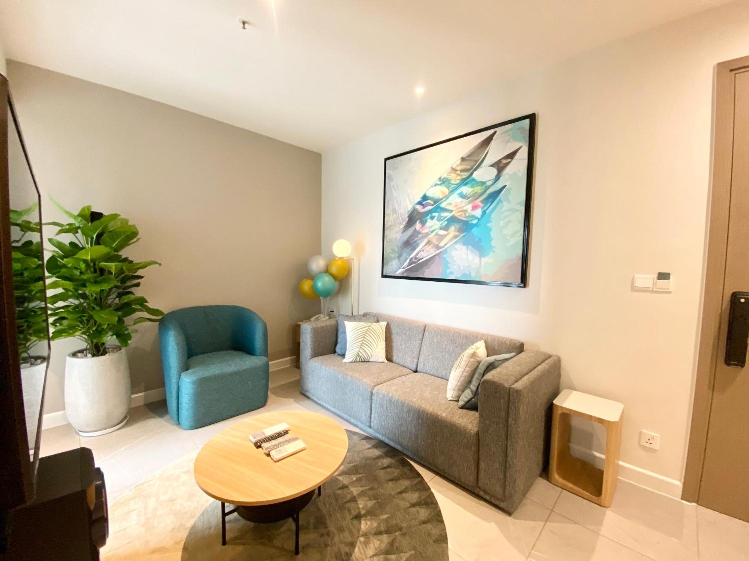 YuStay Superior Luxury Condotel Central District 1