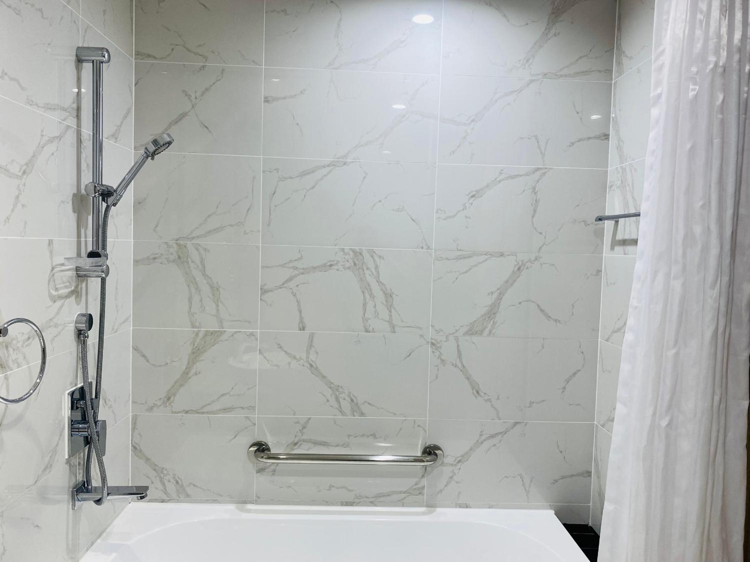 YuStay Superior Luxury Condotel Central District 1