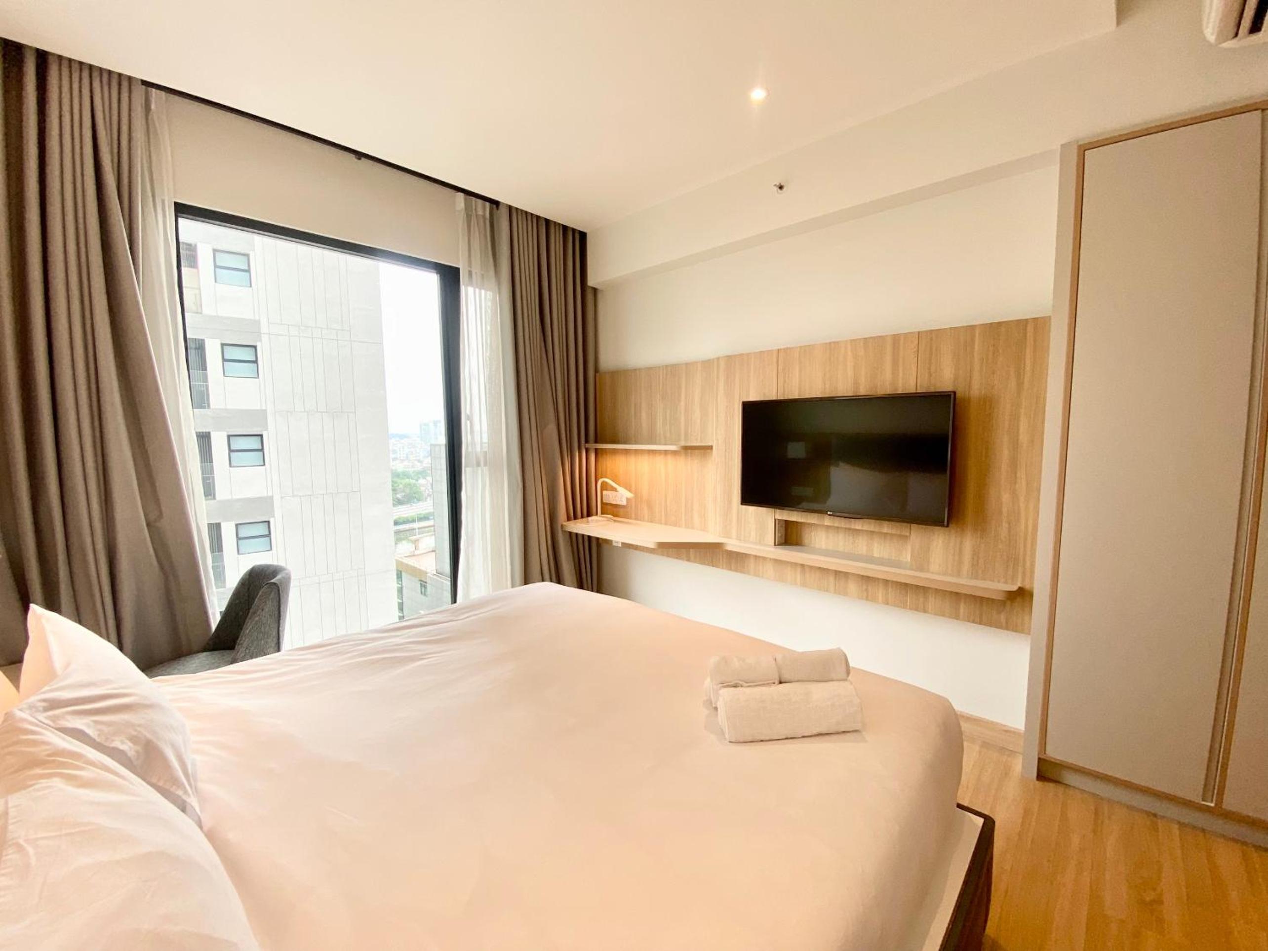YuStay Superior Luxury Condotel Central District 1