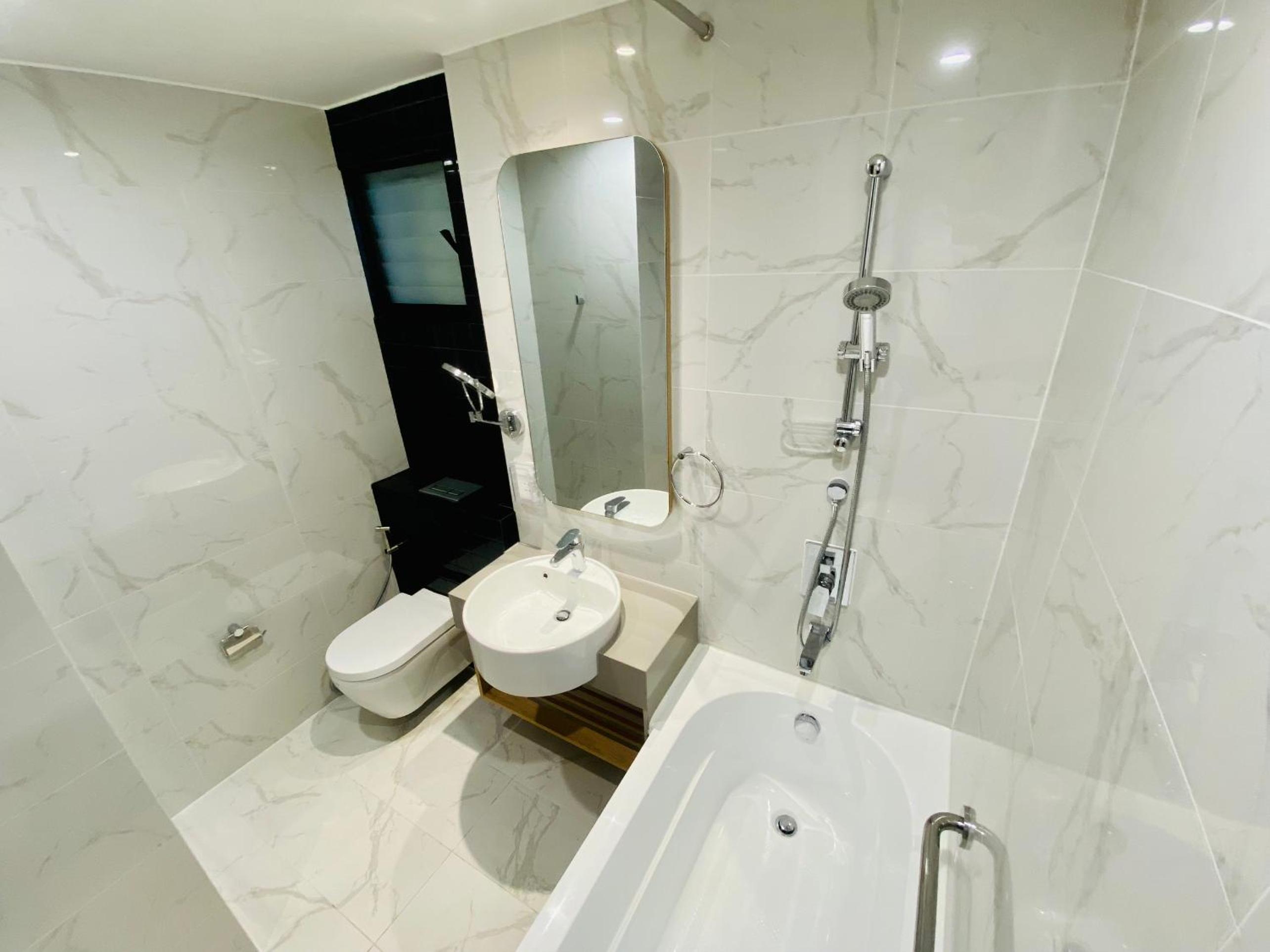 YuStay Superior Luxury Condotel Central District 1