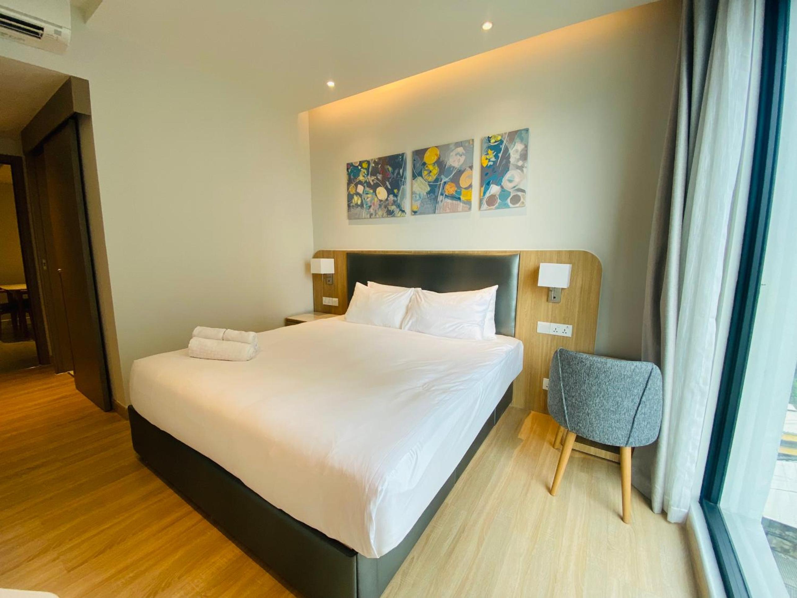 YuStay Superior Luxury Condotel Central District 1