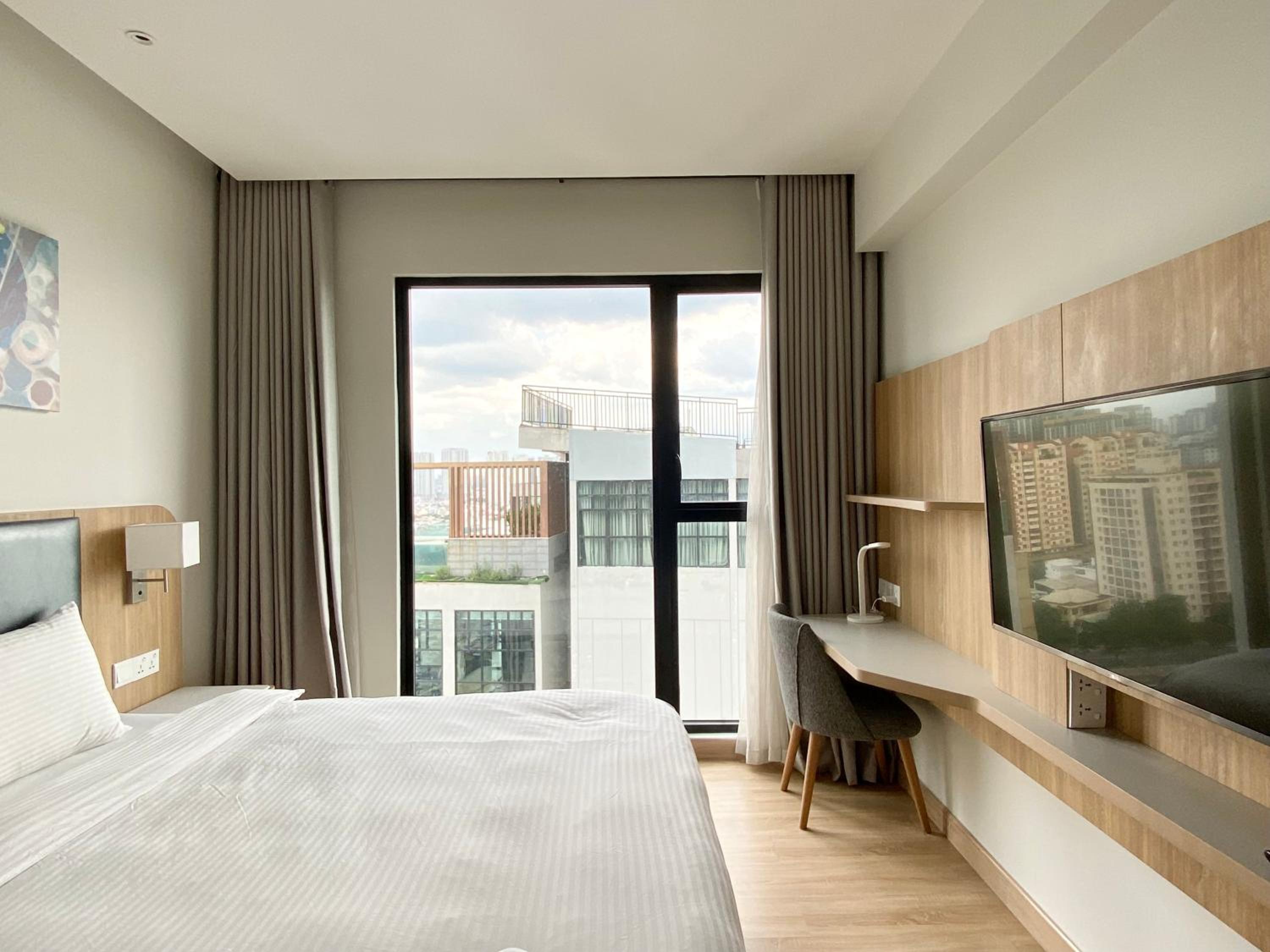 YuStay Superior Luxury Condotel Central District 1