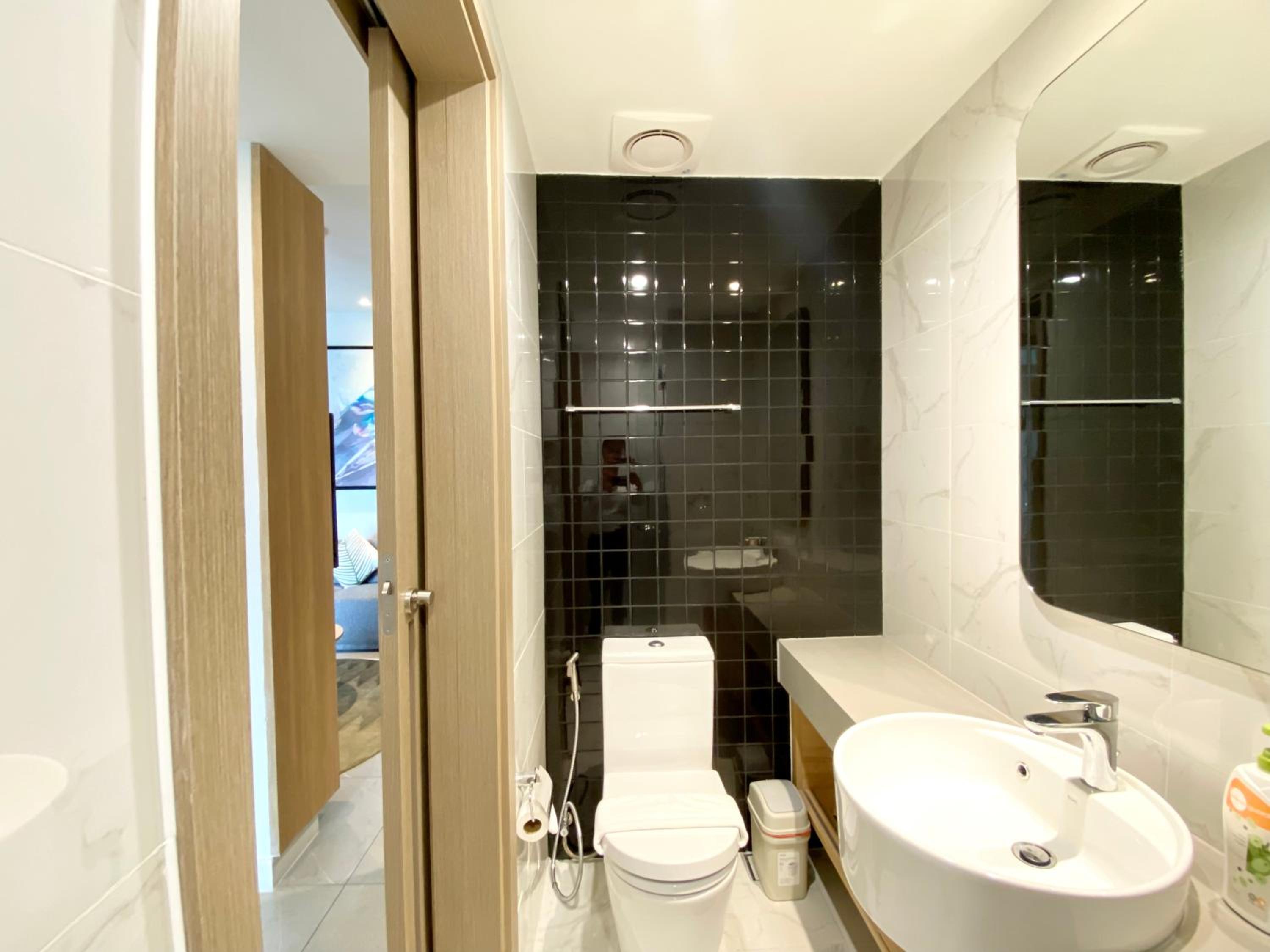 YuStay Superior Luxury Condotel Central District 1